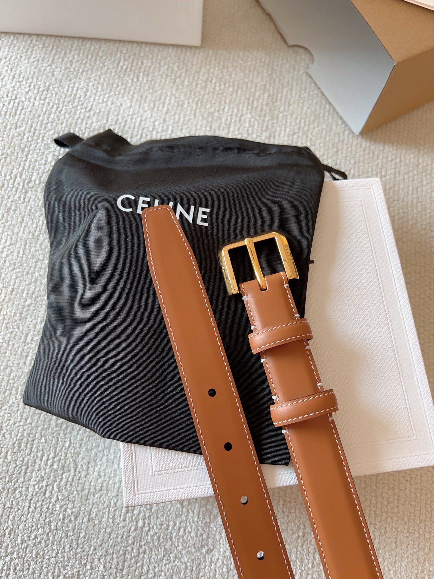 赛琳（CELINE）ELEGANT CHARM TAURILLON皮革腰带。设计独特：抛光金属精品针扣，简约而不简单，彰显品味。无论是休闲装还是正装，都能轻松驾驭，提升整体造型感。皮带宽度：25mm