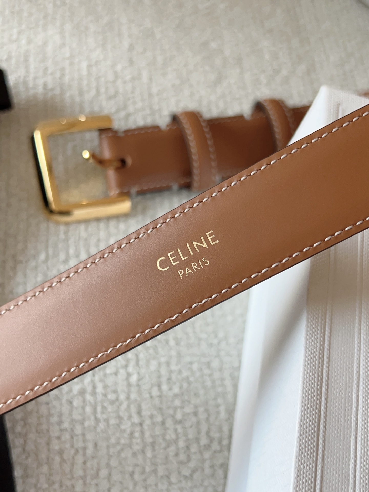 赛琳（CELINE）ELEGANT CHARM TAURILLON皮革腰带。设计独特：抛光金属精品针扣，简约而不简单，彰显品味。无论是休闲装还是正装，都能轻松驾驭，提升整体造型感。皮带宽度：25mm