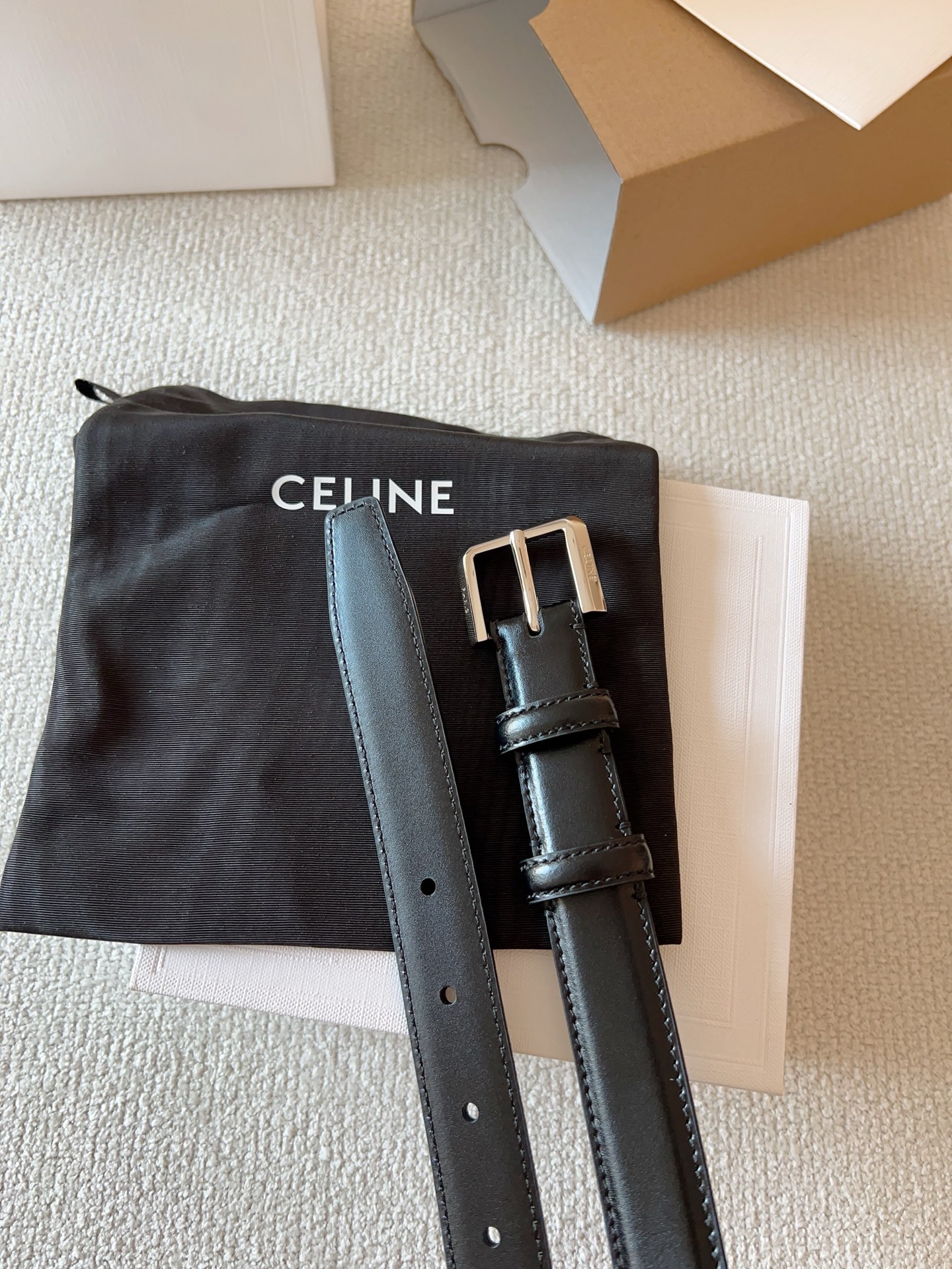 赛琳（CELINE）ELEGANT CHARM TAURILLON皮革腰带。设计独特：抛光金属精品针扣，简约而不简单，彰显品味。无论是休闲装还是正装，都能轻松驾驭，提升整体造型感。皮带宽度：25mm