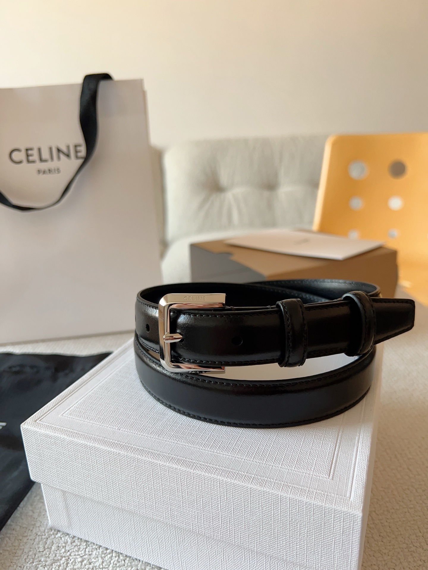 赛琳（CELINE）ELEGANT CHARM TAURILLON皮革腰带。设计独特：抛光金属精品针扣，简约而不简单，彰显品味。无论是休闲装还是正装，都能轻松驾驭，提升整体造型感。皮带宽度：25mm