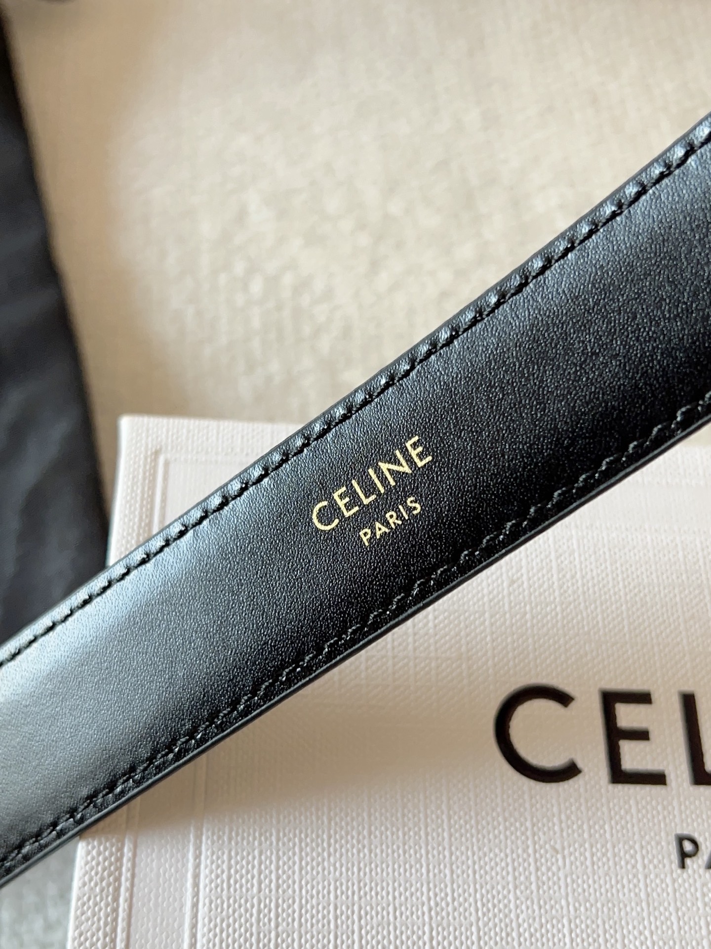 赛琳（CELINE）ELEGANT CHARM TAURILLON皮革腰带。设计独特：抛光金属精品针扣，简约而不简单，彰显品味。无论是休闲装还是正装，都能轻松驾驭，提升整体造型感。皮带宽度：25mm
