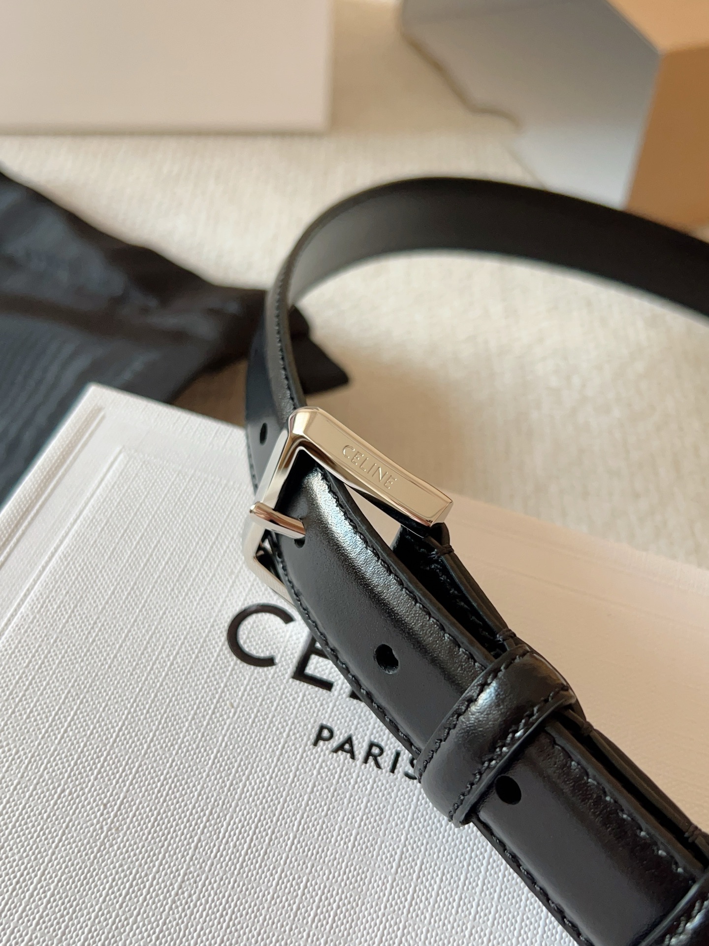 赛琳（CELINE）ELEGANT CHARM TAURILLON皮革腰带。设计独特：抛光金属精品针扣，简约而不简单，彰显品味。无论是休闲装还是正装，都能轻松驾驭，提升整体造型感。皮带宽度：25mm