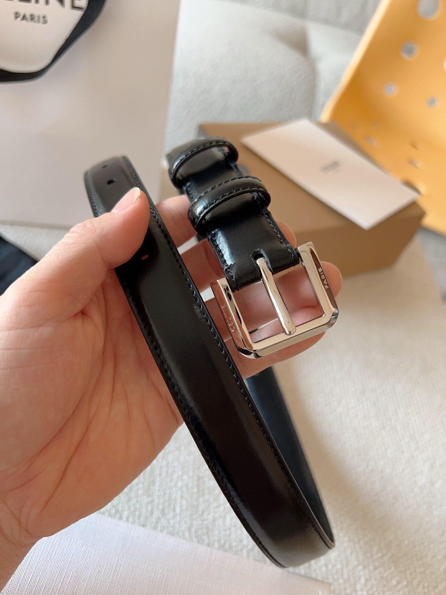 赛琳（CELINE）ELEGANT CHARM TAURILLON皮革腰带。设计独特：抛光金属精品针扣，简约而不简单，彰显品味。无论是休闲装还是正装，都能轻松驾驭，提升整体造型感。皮带宽度：25mm