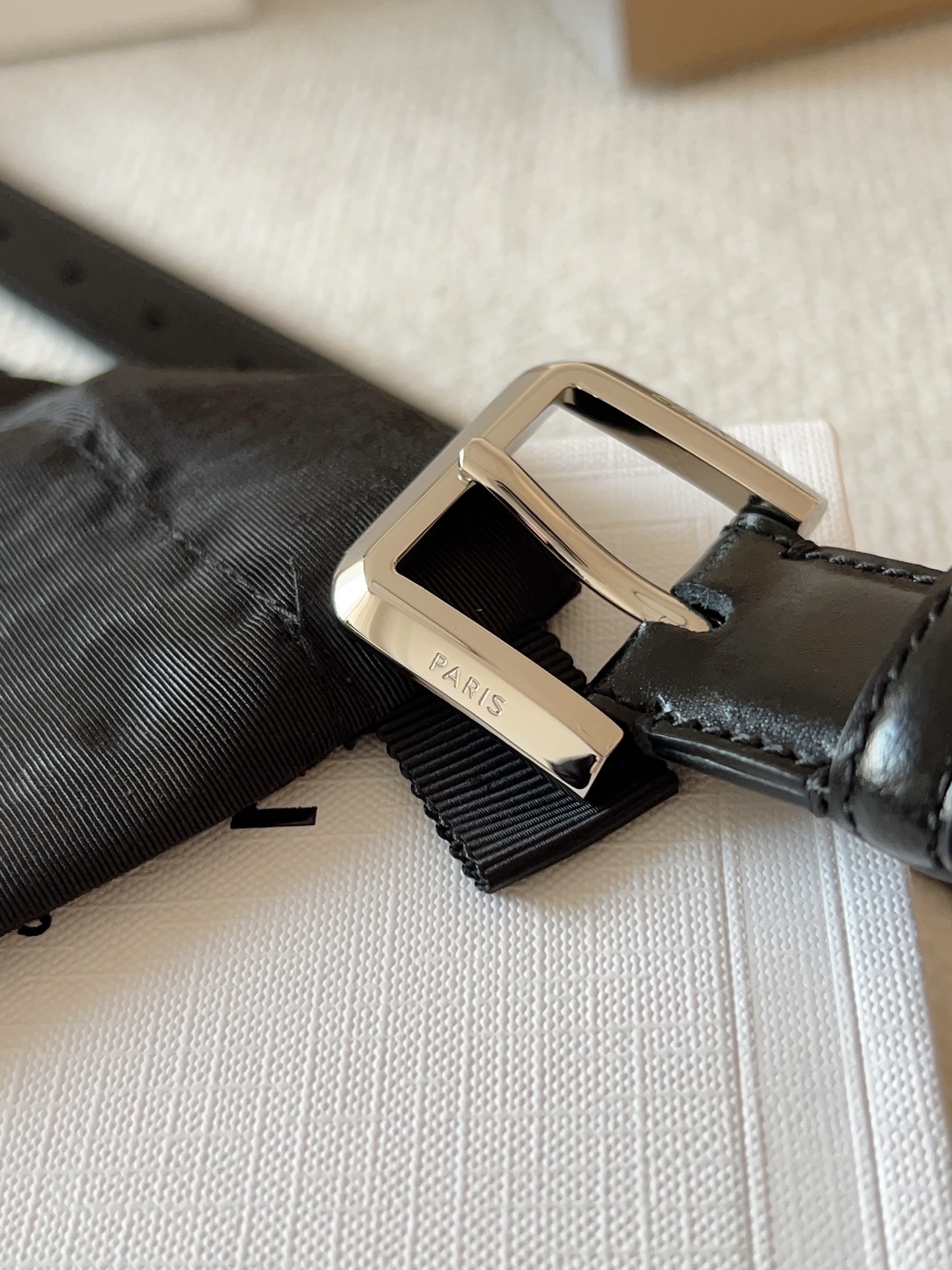 赛琳（CELINE）ELEGANT CHARM TAURILLON皮革腰带。设计独特：抛光金属精品针扣，简约而不简单，彰显品味。无论是休闲装还是正装，都能轻松驾驭，提升整体造型感。皮带宽度：25mm