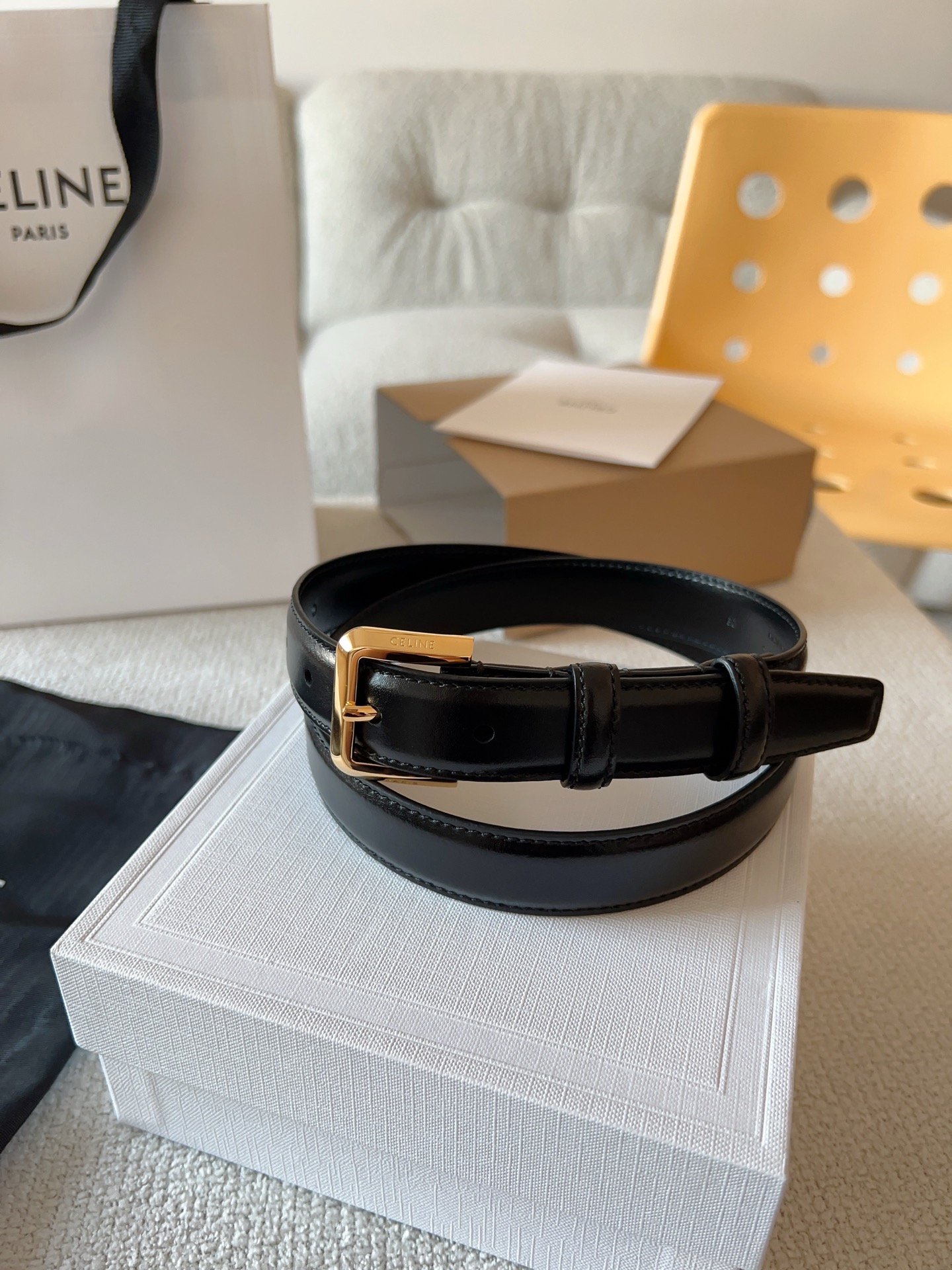 赛琳（CELINE）ELEGANT CHARM TAURILLON皮革腰带。设计独特：抛光金属精品针扣，简约而不简单，彰显品味。无论是休闲装还是正装，都能轻松驾驭，提升整体造型感。皮带宽度：25mm