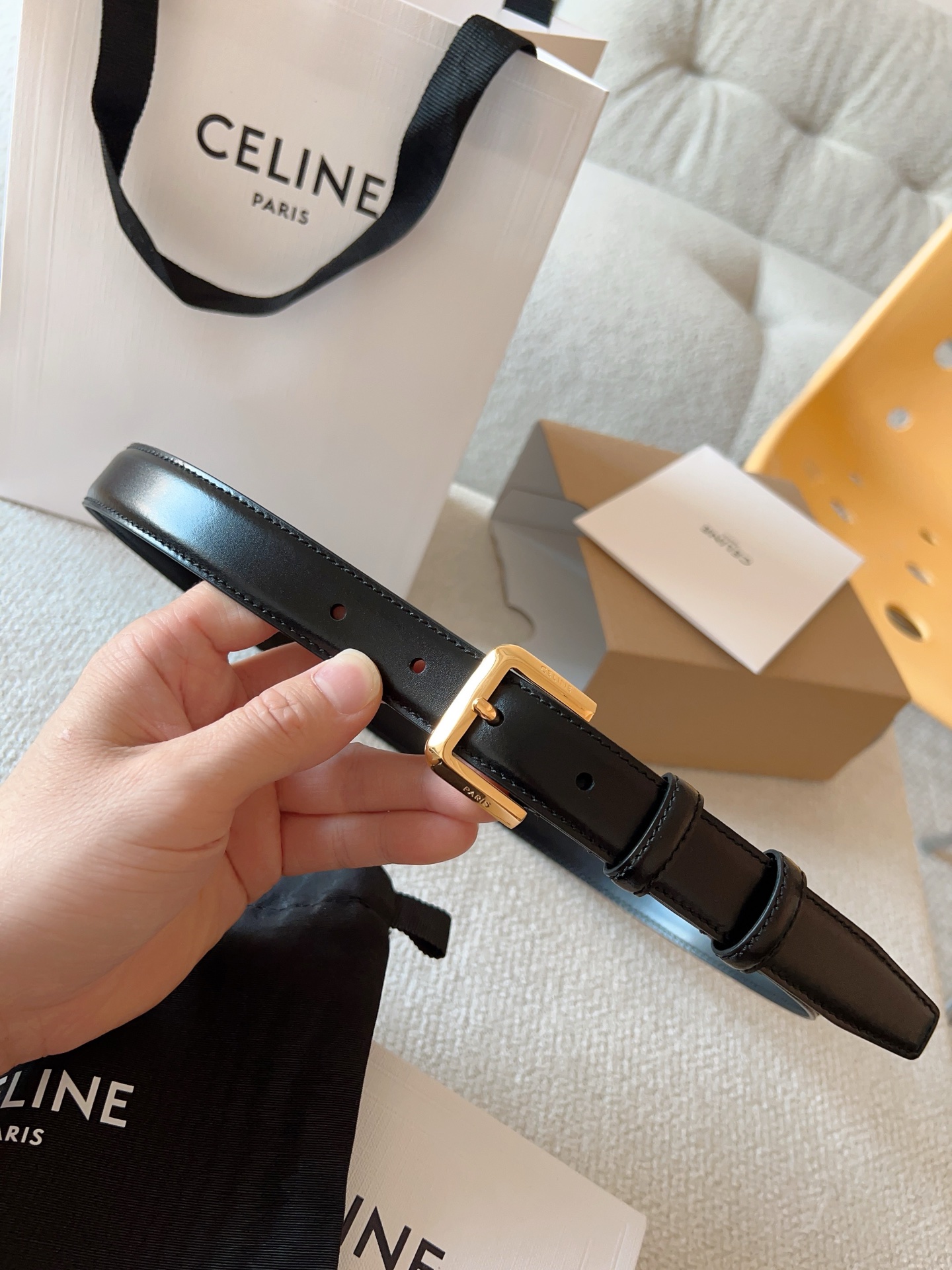 赛琳（CELINE）ELEGANT CHARM TAURILLON皮革腰带。设计独特：抛光金属精品针扣，简约而不简单，彰显品味。无论是休闲装还是正装，都能轻松驾驭，提升整体造型感。皮带宽度：25mm
