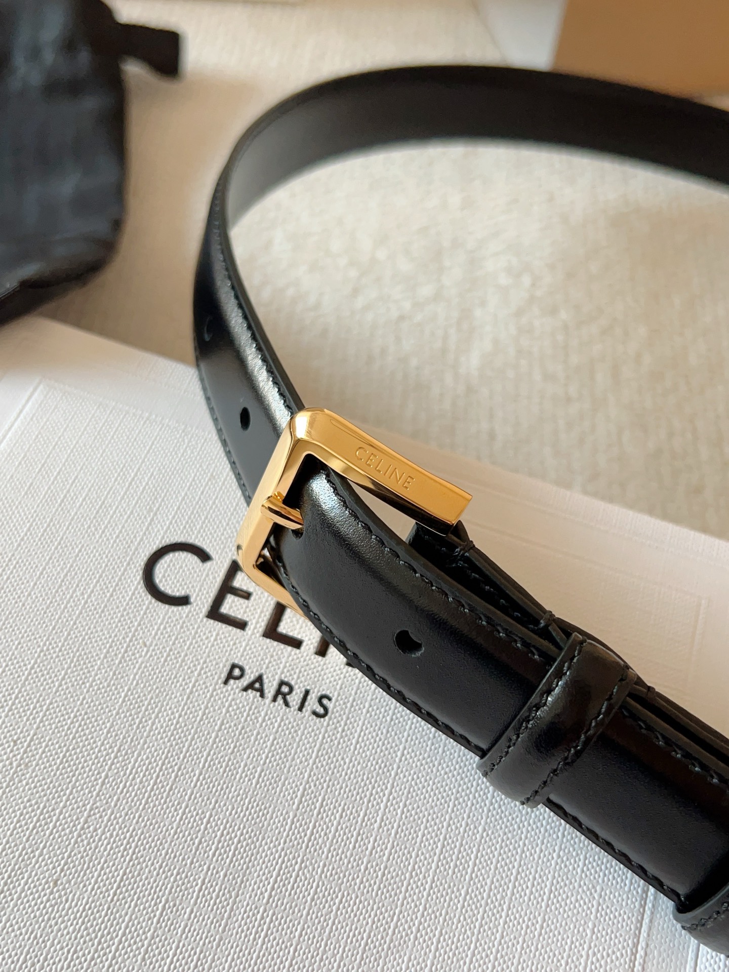 赛琳（CELINE）ELEGANT CHARM TAURILLON皮革腰带。设计独特：抛光金属精品针扣，简约而不简单，彰显品味。无论是休闲装还是正装，都能轻松驾驭，提升整体造型感。皮带宽度：25mm