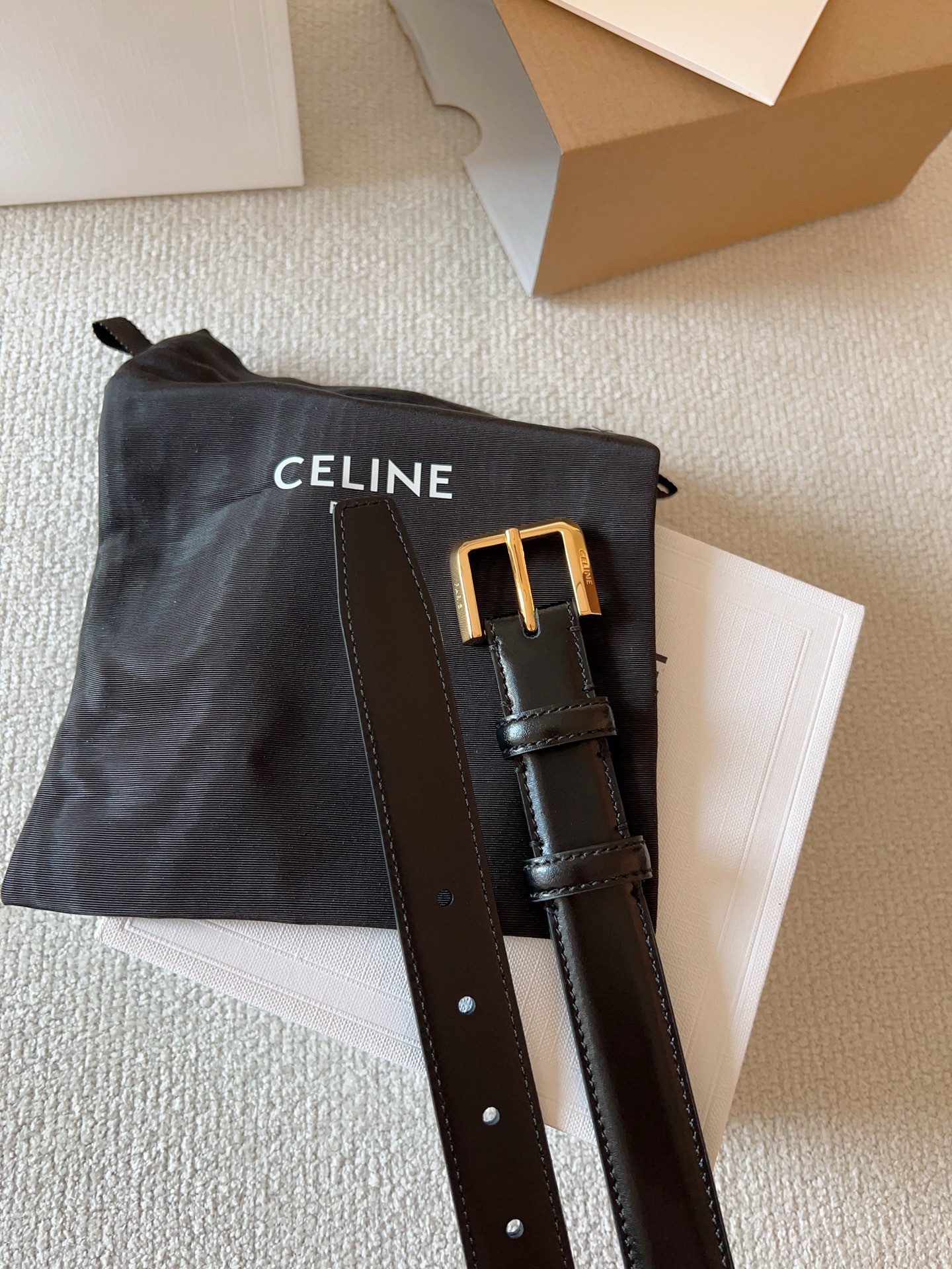 赛琳（CELINE）ELEGANT CHARM TAURILLON皮革腰带。设计独特：抛光金属精品针扣，简约而不简单，彰显品味。无论是休闲装还是正装，都能轻松驾驭，提升整体造型感。皮带宽度：25mm
