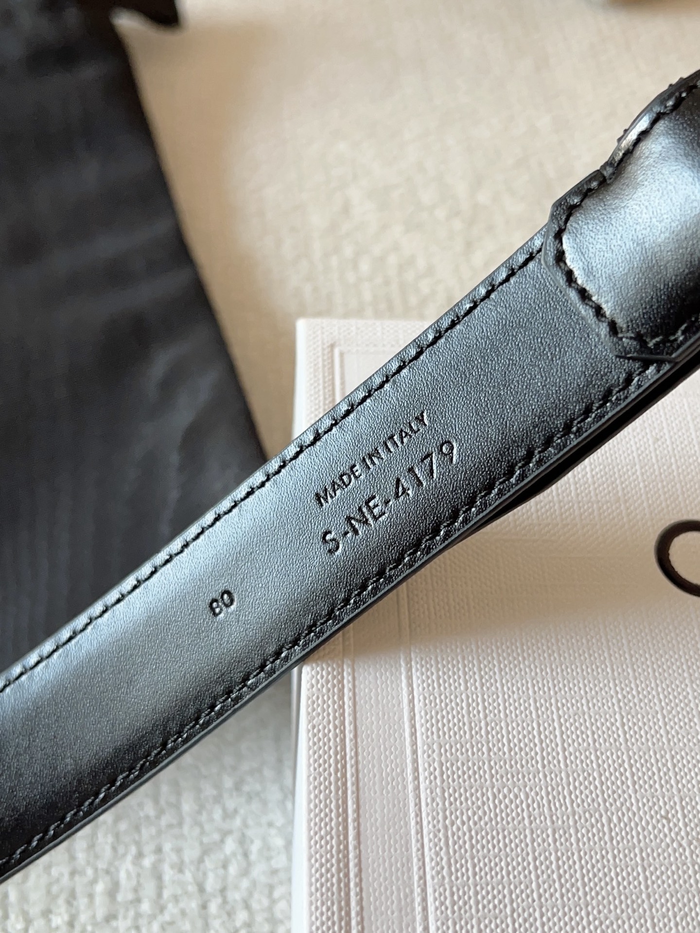 赛琳（CELINE）ELEGANT CHARM TAURILLON皮革腰带。设计独特：抛光金属精品针扣，简约而不简单，彰显品味。无论是休闲装还是正装，都能轻松驾驭，提升整体造型感。皮带宽度：25mm