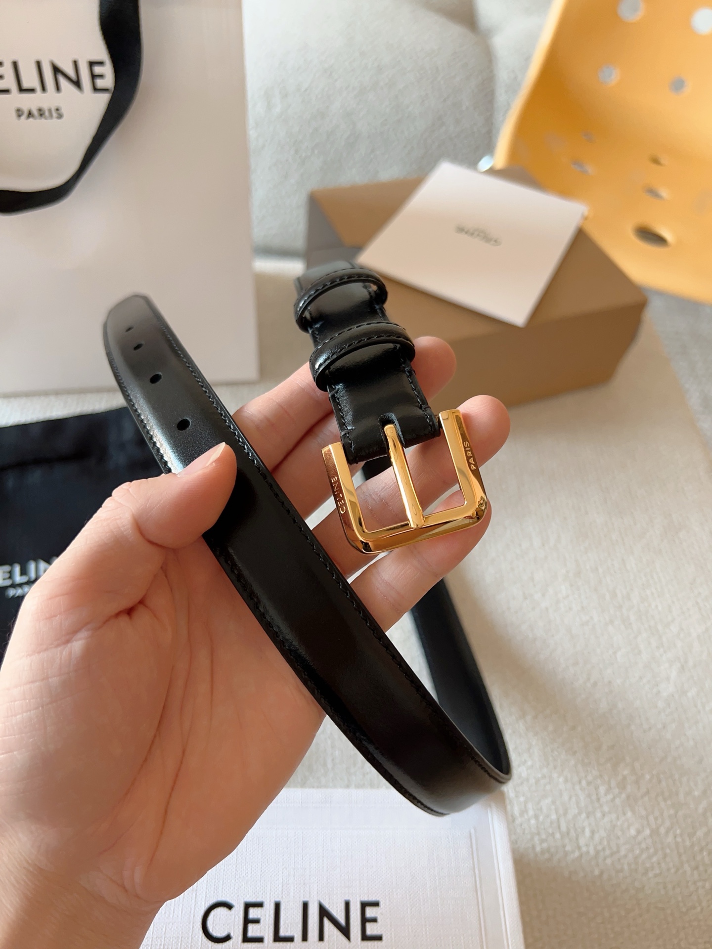 赛琳（CELINE）ELEGANT CHARM TAURILLON皮革腰带。设计独特：抛光金属精品针扣，简约而不简单，彰显品味。无论是休闲装还是正装，都能轻松驾驭，提升整体造型感。皮带宽度：25mm