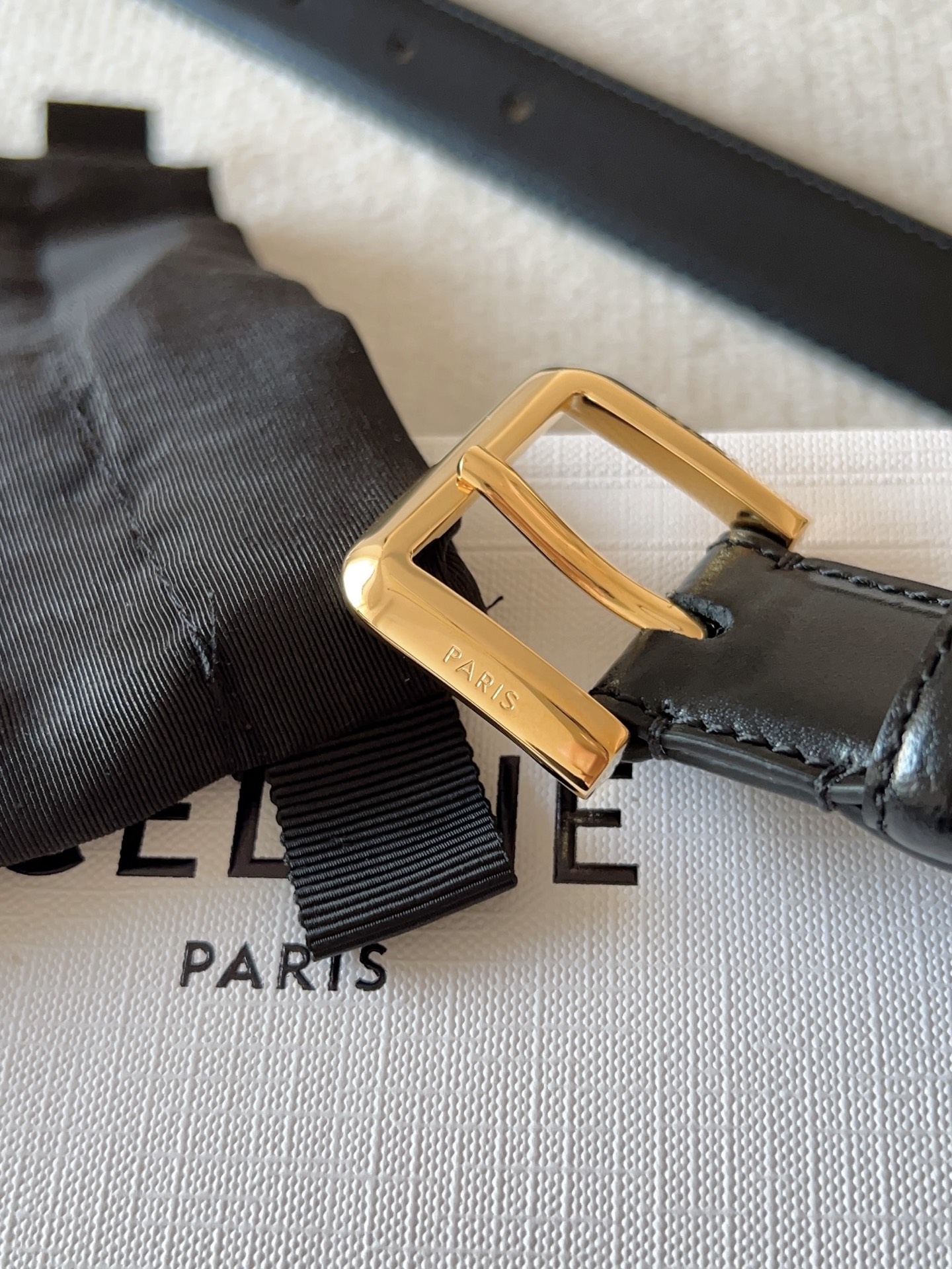 赛琳（CELINE）ELEGANT CHARM TAURILLON皮革腰带。设计独特：抛光金属精品针扣，简约而不简单，彰显品味。无论是休闲装还是正装，都能轻松驾驭，提升整体造型感。皮带宽度：25mm