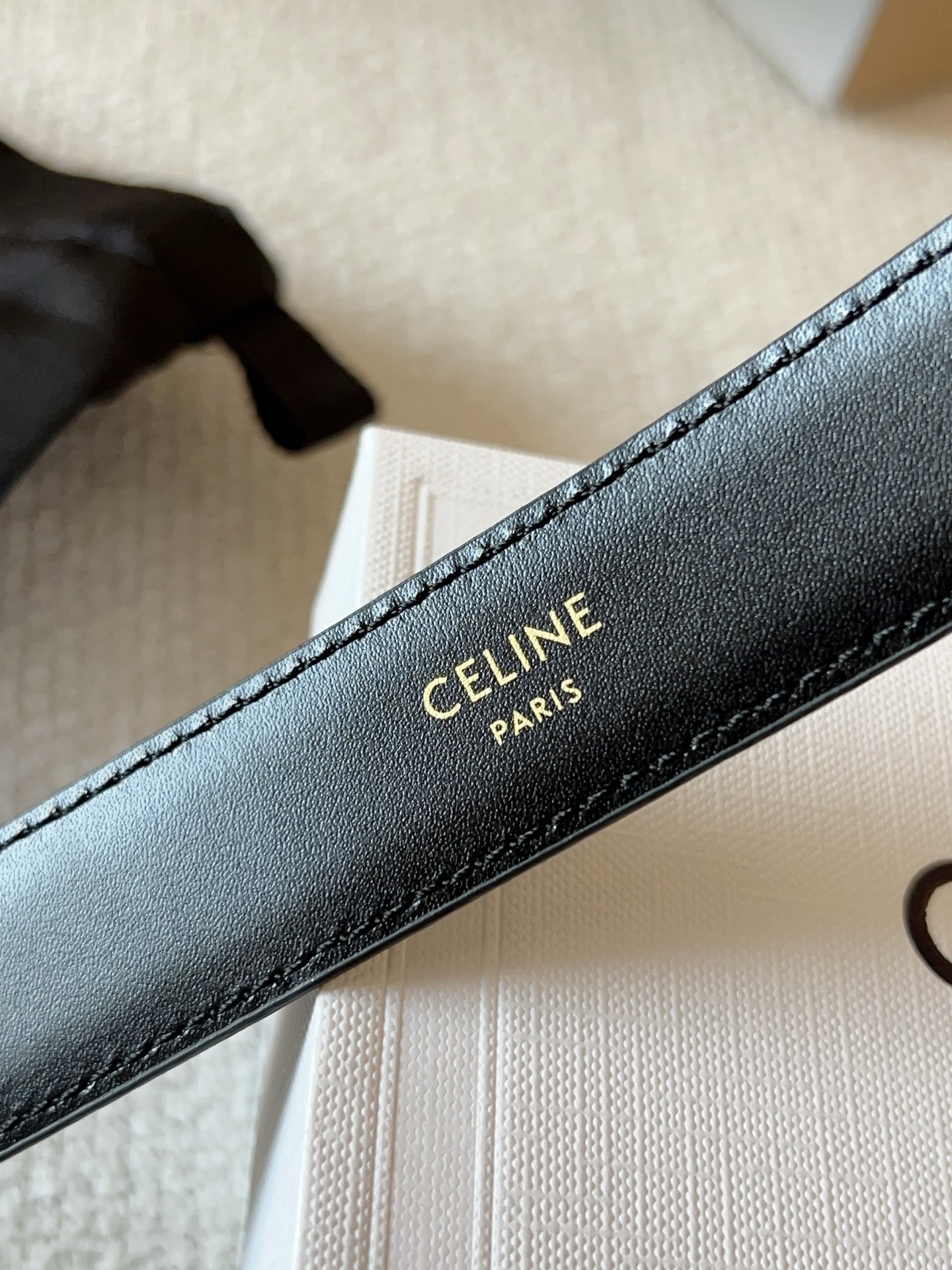 赛琳（CELINE）ELEGANT CHARM TAURILLON皮革腰带。设计独特：抛光金属精品针扣，简约而不简单，彰显品味。无论是休闲装还是正装，都能轻松驾驭，提升整体造型感。皮带宽度：25mm