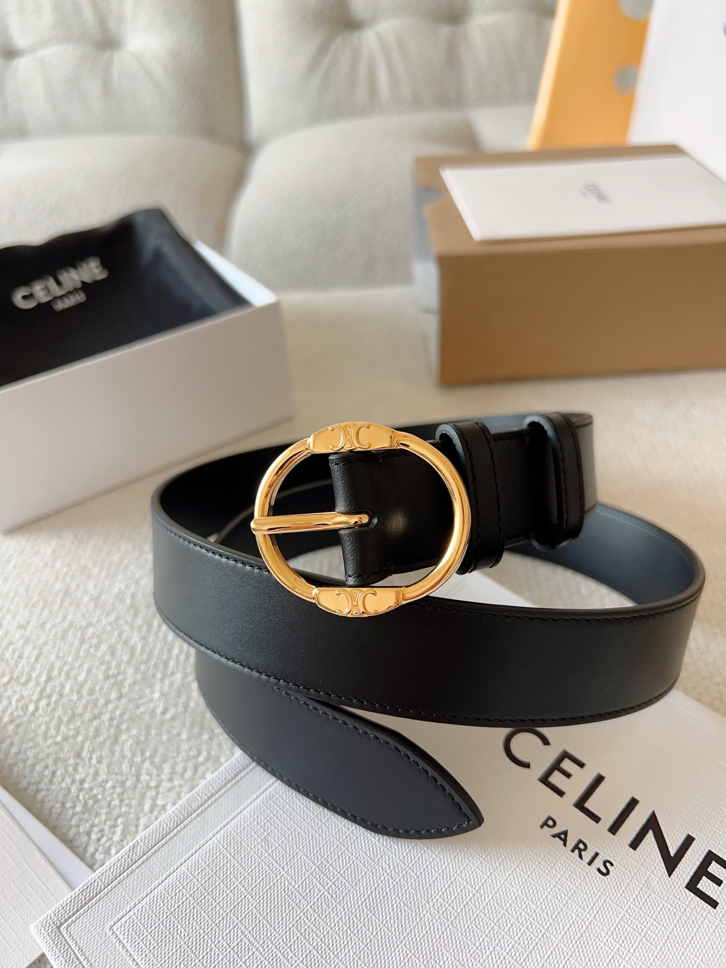 CELINE（赛琳）新款明星同款腰带；采用双面原版皮搭配纯铜五金扣，舒适材料精工细作。呈现出独特优雅气质，彰显温柔魅力；时尚百搭款，是一款不可或缺的服饰必备品。皮带宽度：30mm