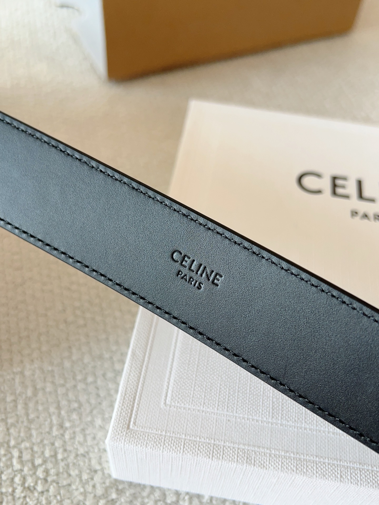 CELINE（赛琳）新款明星同款腰带；采用双面原版皮搭配纯铜五金扣，舒适材料精工细作。呈现出独特优雅气质，彰显温柔魅力；时尚百搭款，是一款不可或缺的服饰必备品。皮带宽度：30mm