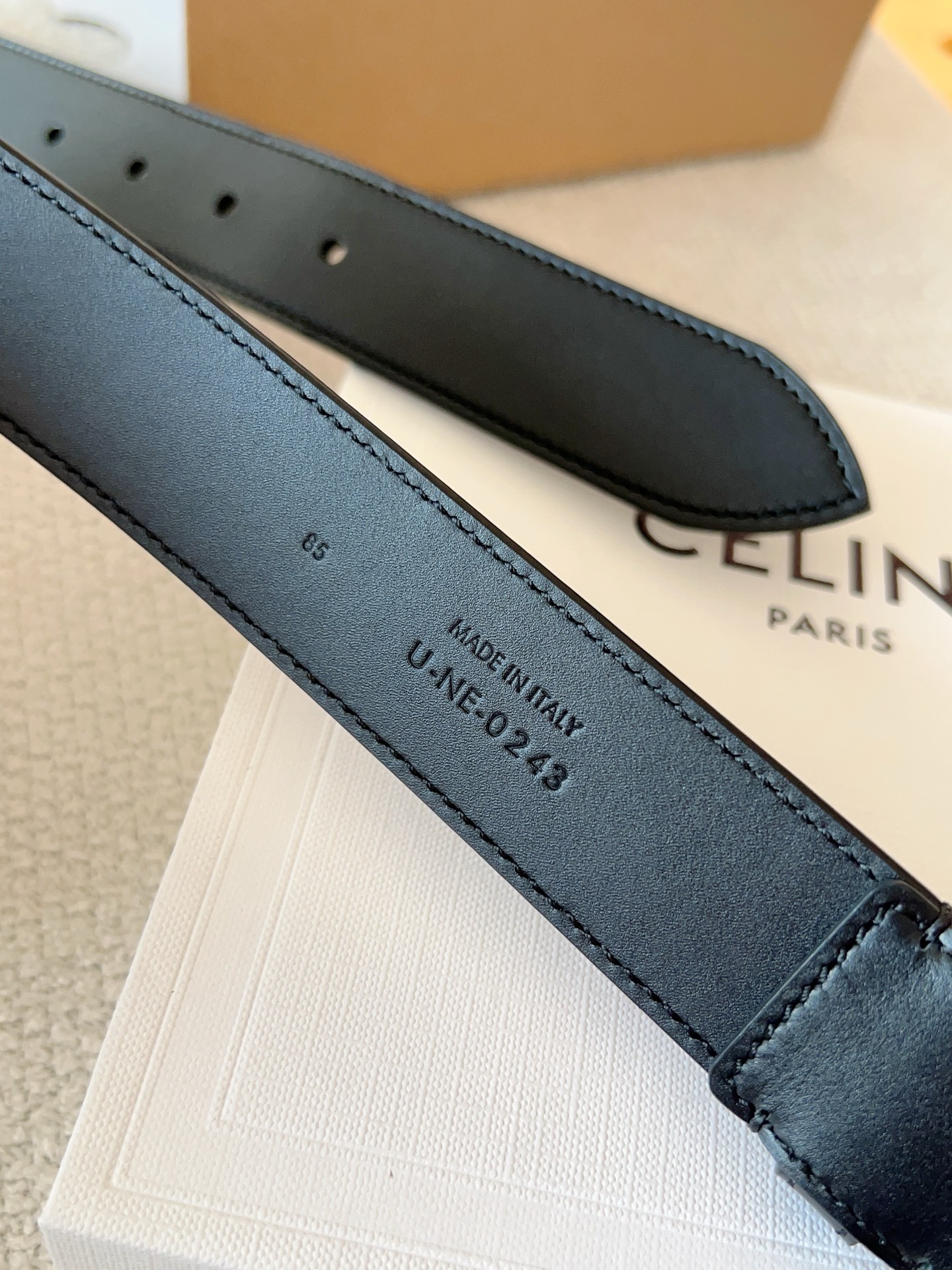 CELINE（赛琳）新款明星同款腰带；采用双面原版皮搭配纯铜五金扣，舒适材料精工细作。呈现出独特优雅气质，彰显温柔魅力；时尚百搭款，是一款不可或缺的服饰必备品。皮带宽度：30mm
