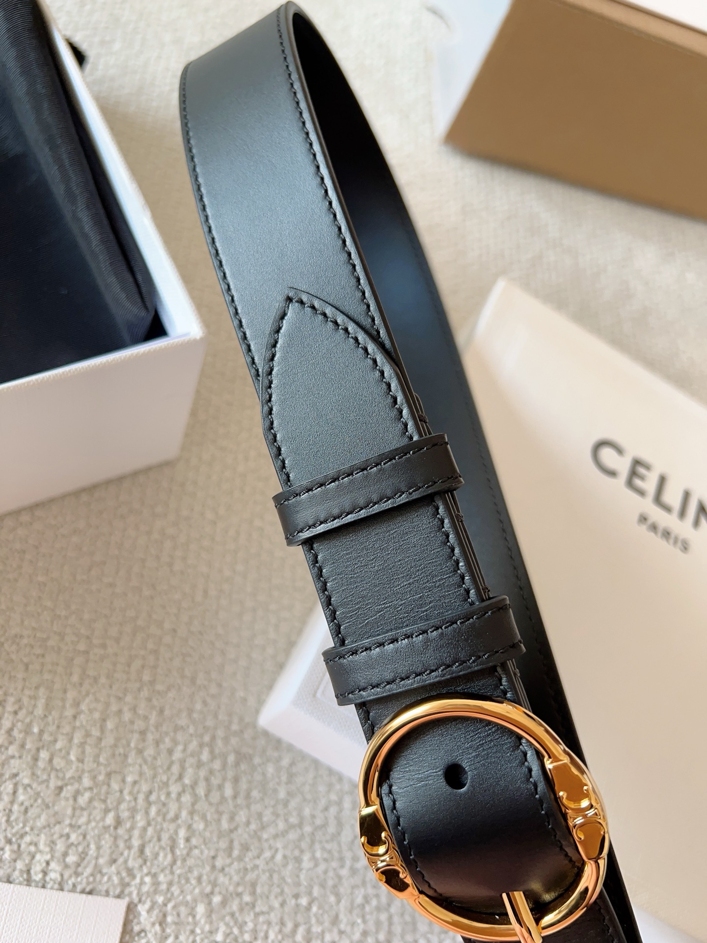 CELINE（赛琳）新款明星同款腰带；采用双面原版皮搭配纯铜五金扣，舒适材料精工细作。呈现出独特优雅气质，彰显温柔魅力；时尚百搭款，是一款不可或缺的服饰必备品。皮带宽度：30mm
