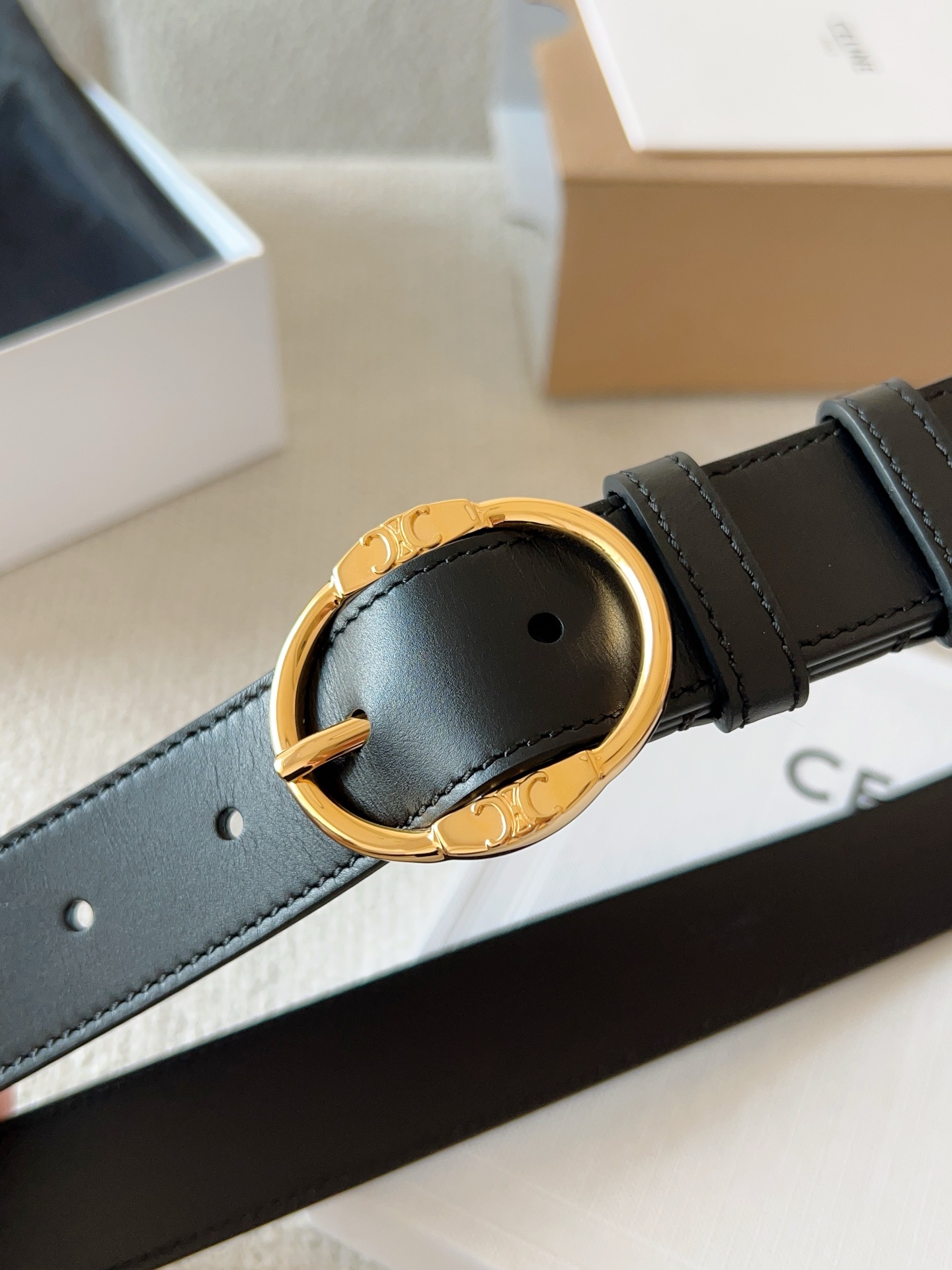 CELINE（赛琳）新款明星同款腰带；采用双面原版皮搭配纯铜五金扣，舒适材料精工细作。呈现出独特优雅气质，彰显温柔魅力；时尚百搭款，是一款不可或缺的服饰必备品。皮带宽度：30mm