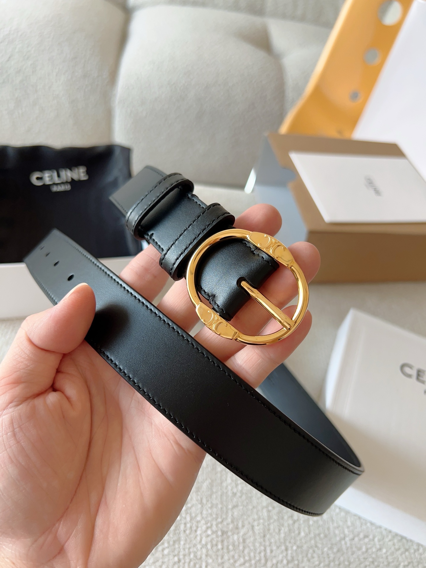 CELINE（赛琳）新款明星同款腰带；采用双面原版皮搭配纯铜五金扣，舒适材料精工细作。呈现出独特优雅气质，彰显温柔魅力；时尚百搭款，是一款不可或缺的服饰必备品。皮带宽度：30mm