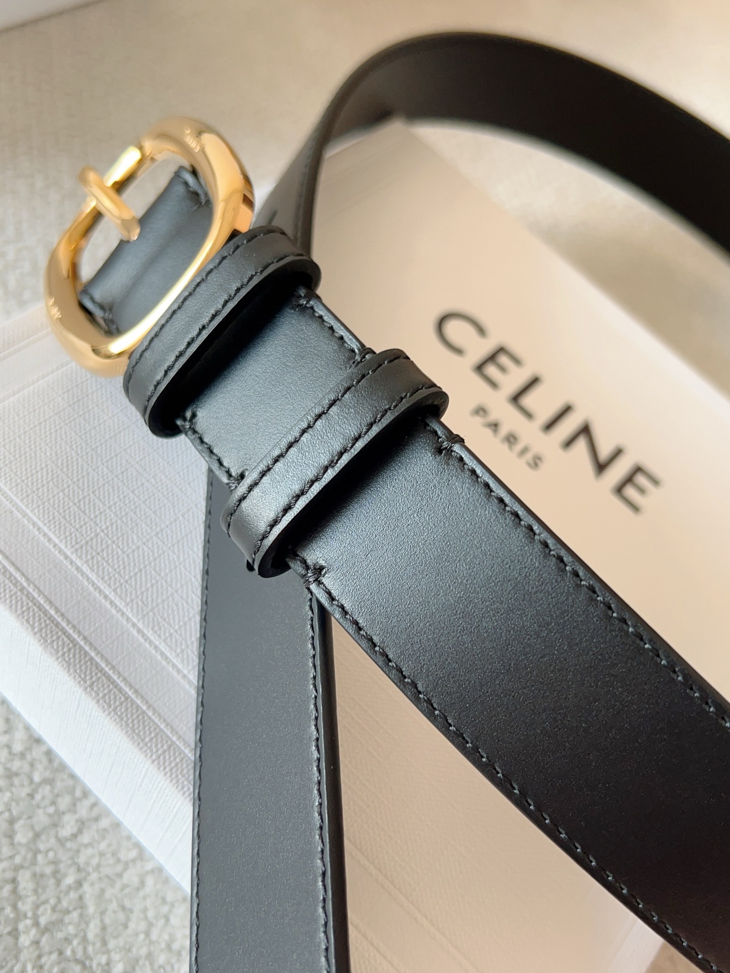 CELINE（赛琳）新款明星同款腰带；采用双面原版皮搭配纯铜五金扣，舒适材料精工细作。呈现出独特优雅气质，彰显温柔魅力；时尚百搭款，是一款不可或缺的服饰必备品。皮带宽度：30mm