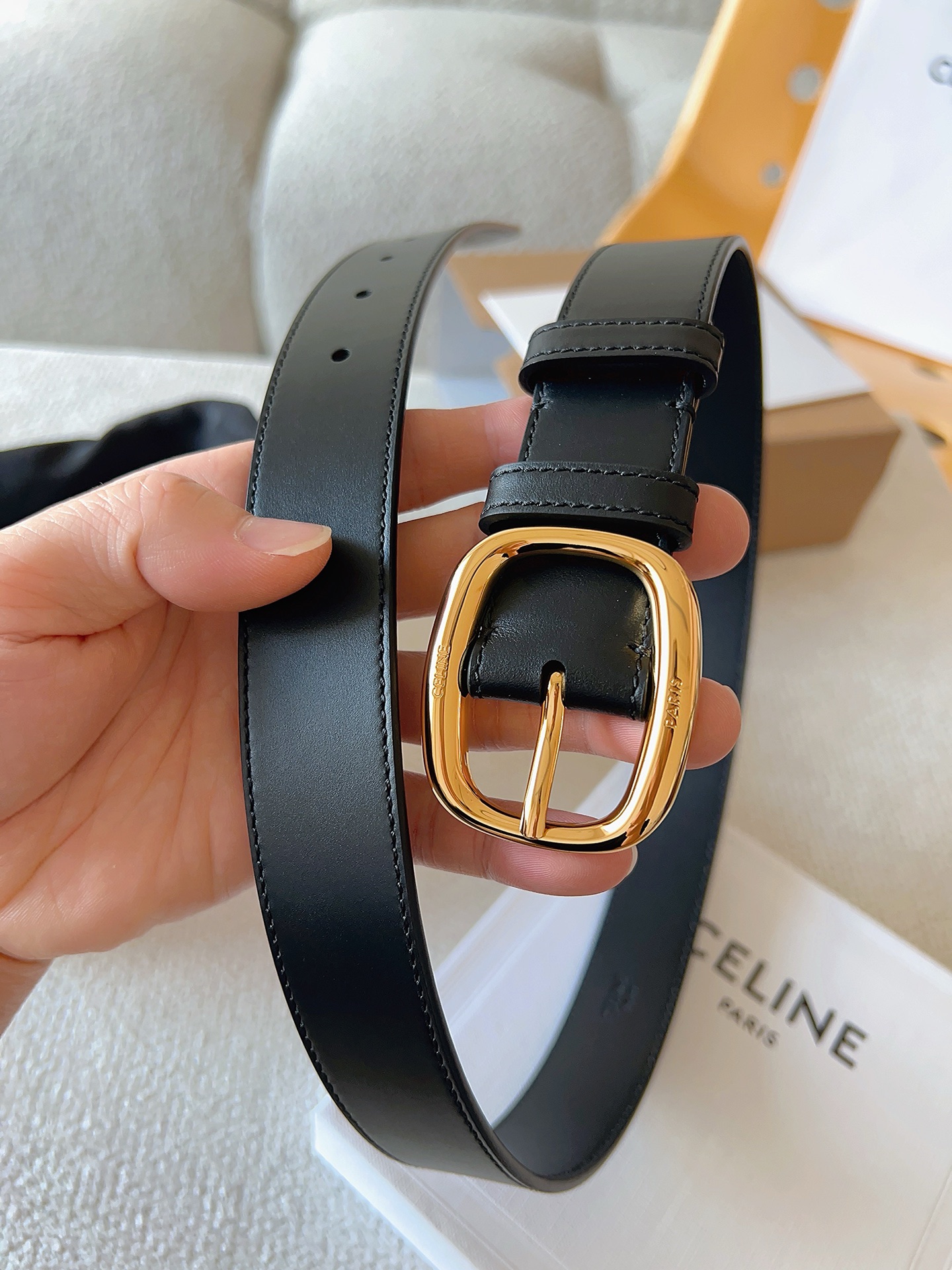 CELINE（赛琳）新款明星同款腰带；采用双面原版皮搭配纯铜五金扣，舒适材料精工细作。呈现出独特优雅气质，彰显温柔魅力；时尚百搭款，是一款不可或缺的服饰必备品。皮带宽度：30mm