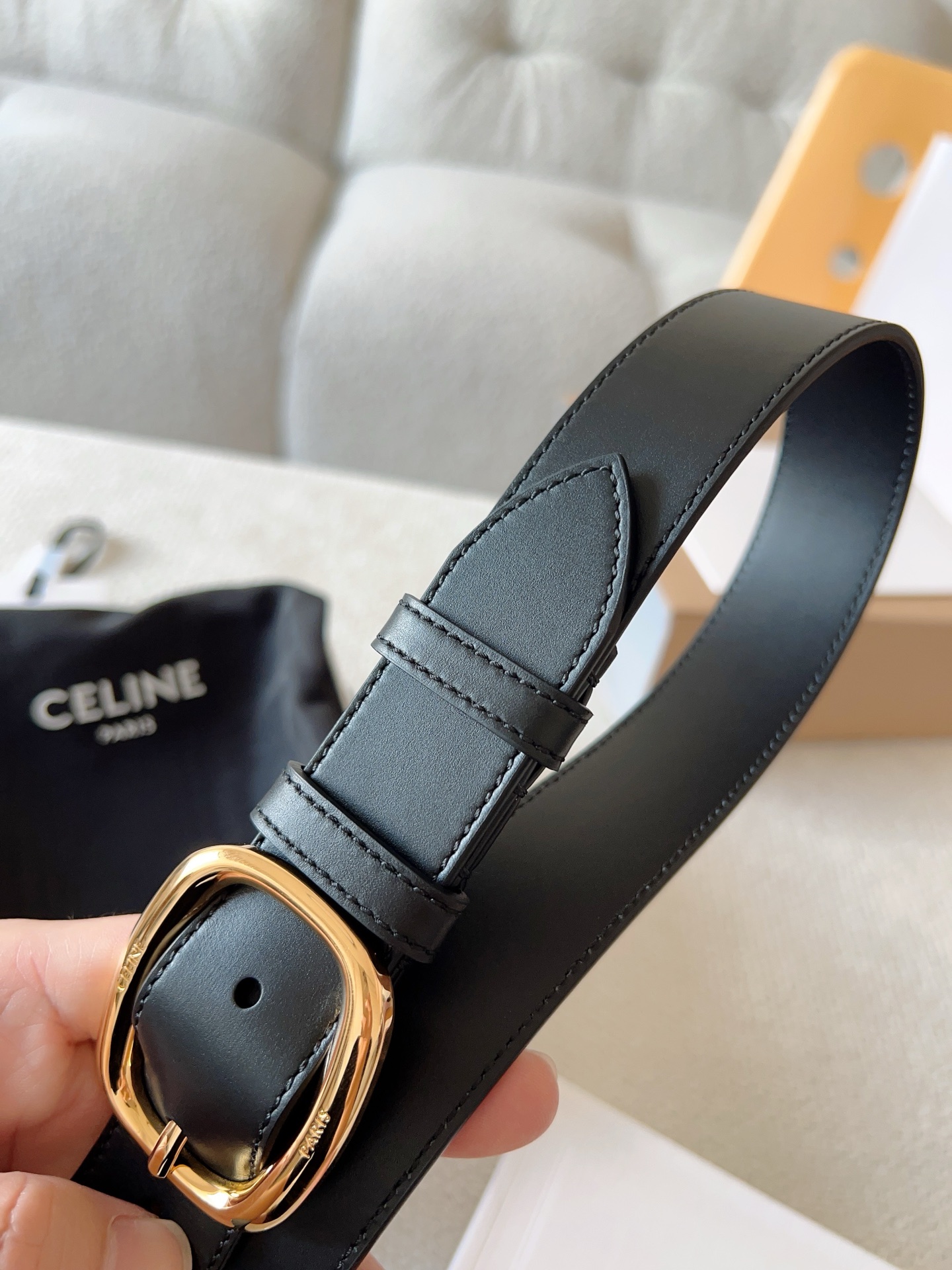 CELINE（赛琳）新款明星同款腰带；采用双面原版皮搭配纯铜五金扣，舒适材料精工细作。呈现出独特优雅气质，彰显温柔魅力；时尚百搭款，是一款不可或缺的服饰必备品。皮带宽度：30mm