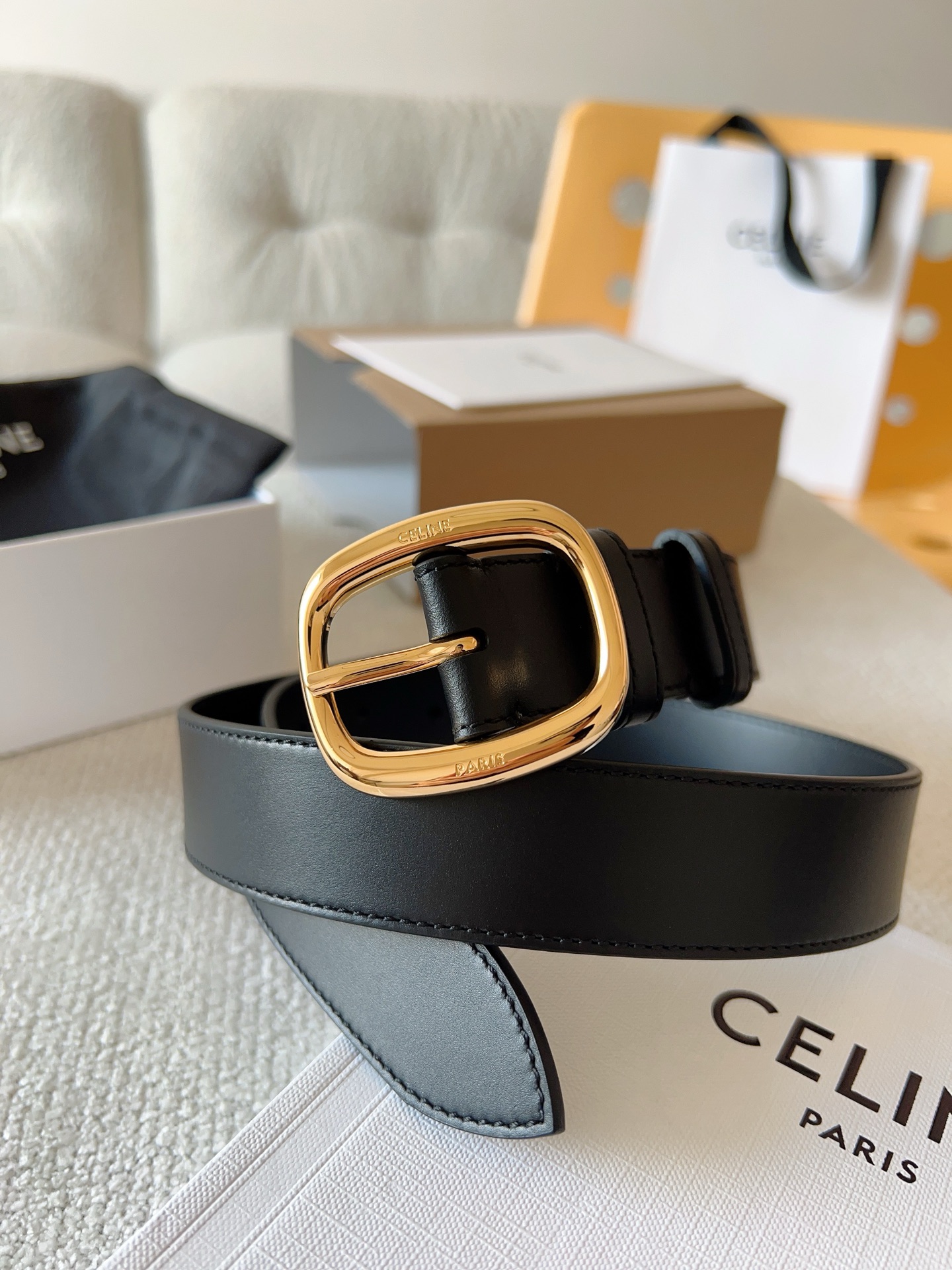 CELINE（赛琳）新款明星同款腰带；采用双面原版皮搭配纯铜五金扣，舒适材料精工细作。呈现出独特优雅气质，彰显温柔魅力；时尚百搭款，是一款不可或缺的服饰必备品。皮带宽度：30mm