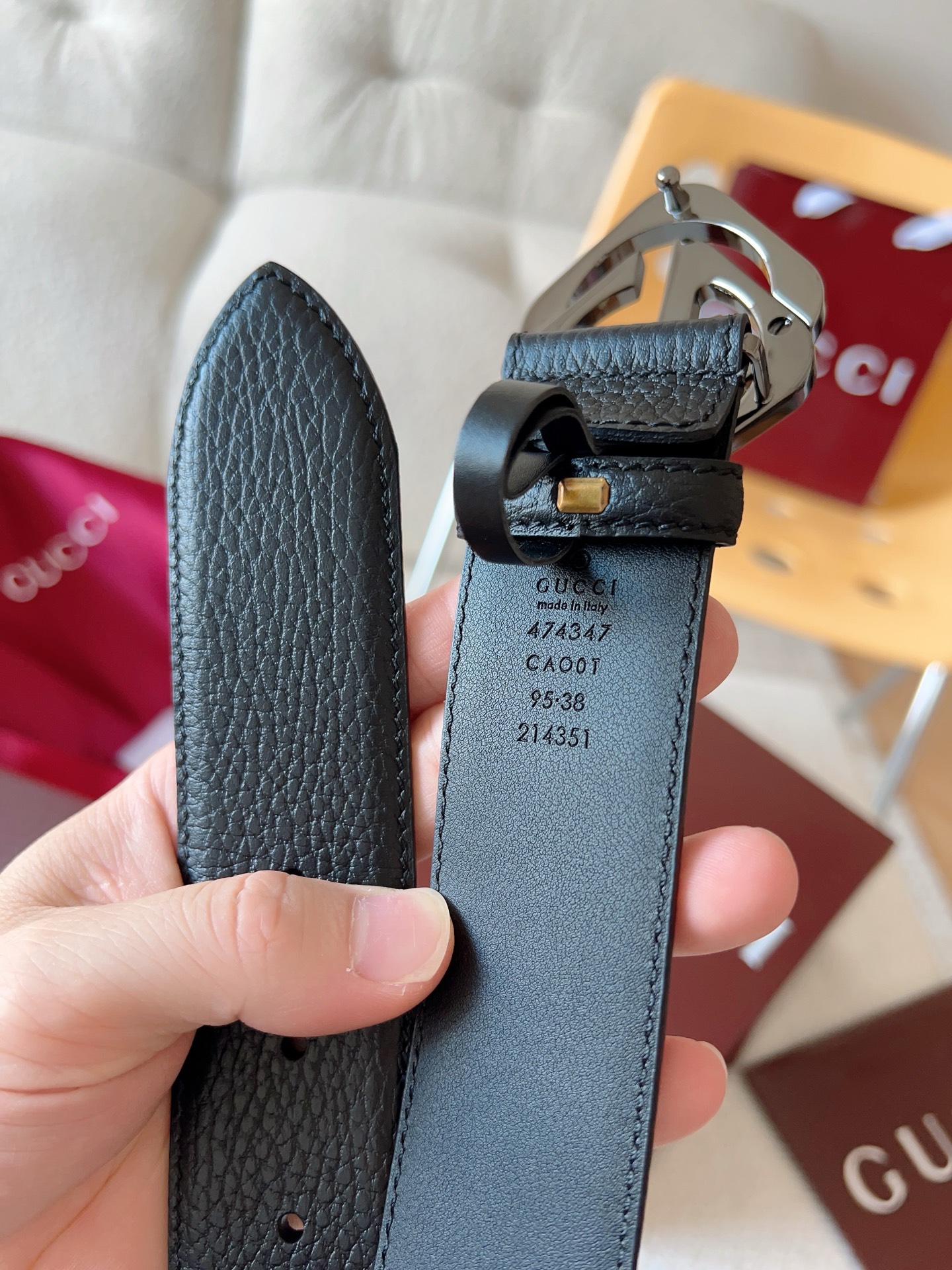  Gucci 配饰不断为经典注入新意，焕新演绎品牌典藏元素。在这款腰带上，其独特的创意和革新，赋予整个造