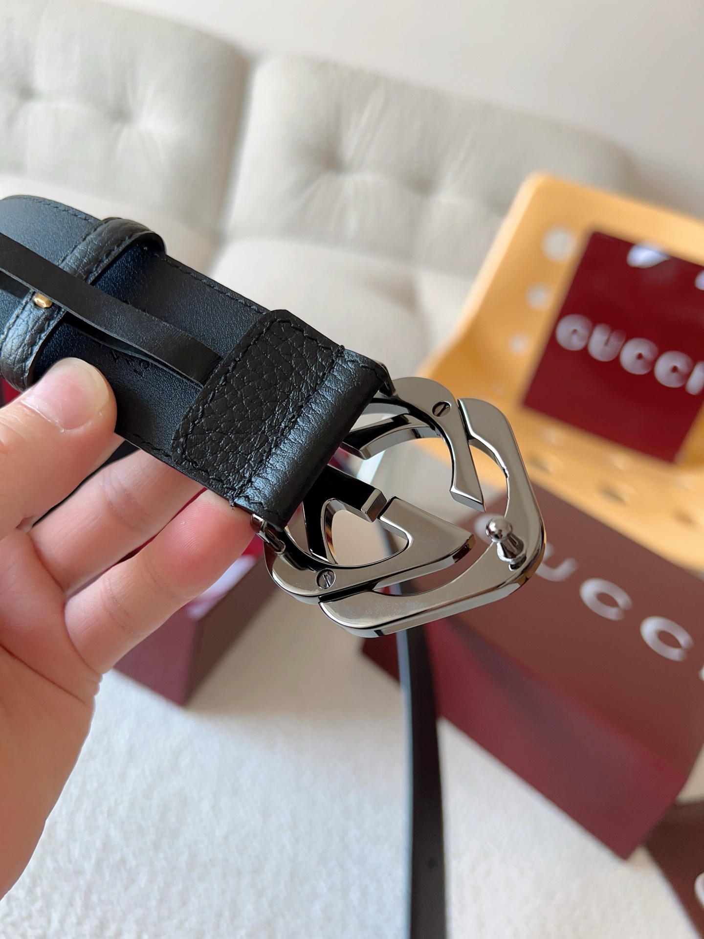  Gucci 配饰不断为经典注入新意，焕新演绎品牌典藏元素。在这款腰带上，其独特的创意和革新，赋予整个造