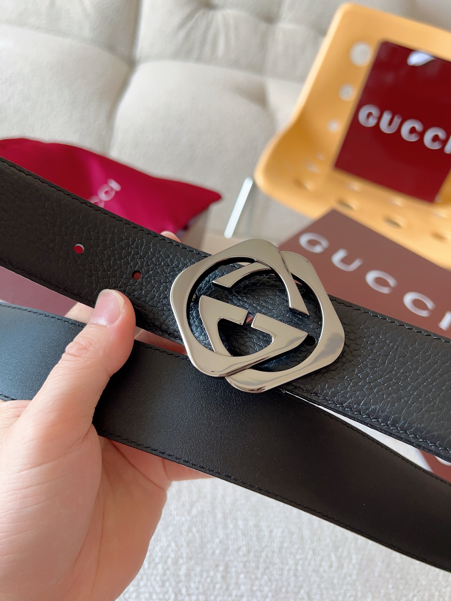  Gucci 配饰不断为经典注入新意，焕新演绎品牌典藏元素。在这款腰带上，其独特的创意和革新，赋予整个造