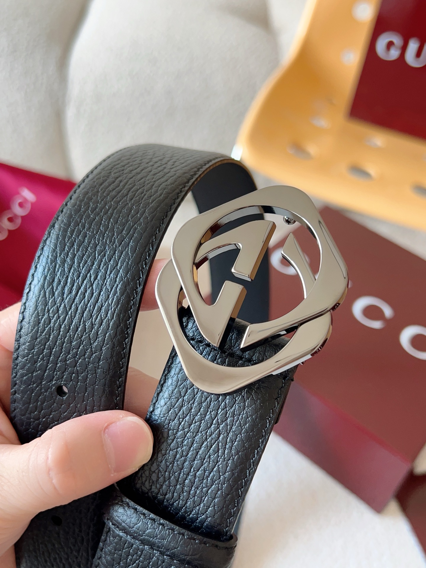  Gucci 配饰不断为经典注入新意，焕新演绎品牌典藏元素。在这款腰带上，其独特的创意和革新，赋予整个造
