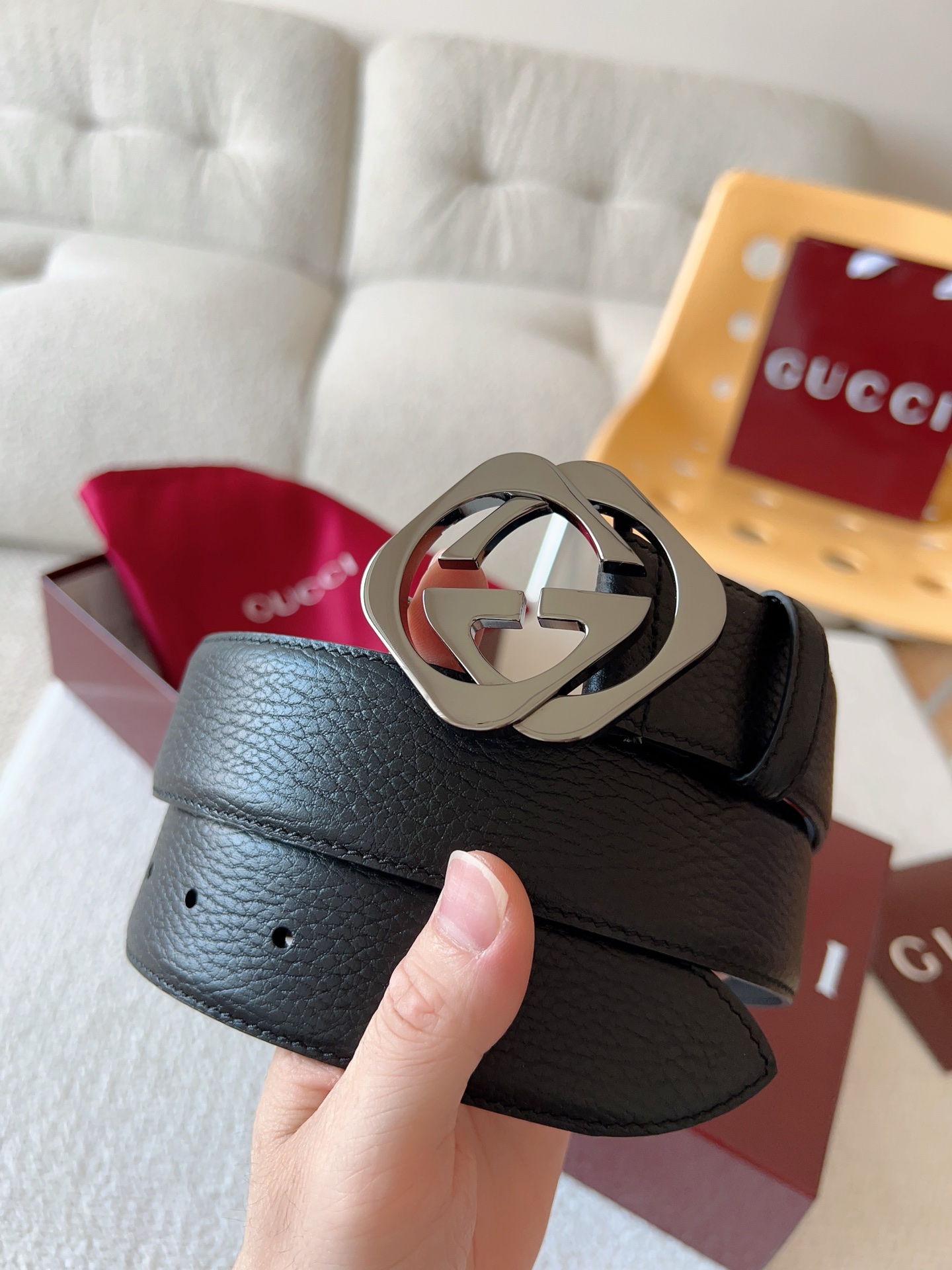  Gucci 配饰不断为经典注入新意，焕新演绎品牌典藏元素。在这款腰带上，其独特的创意和革新，赋予整个造
