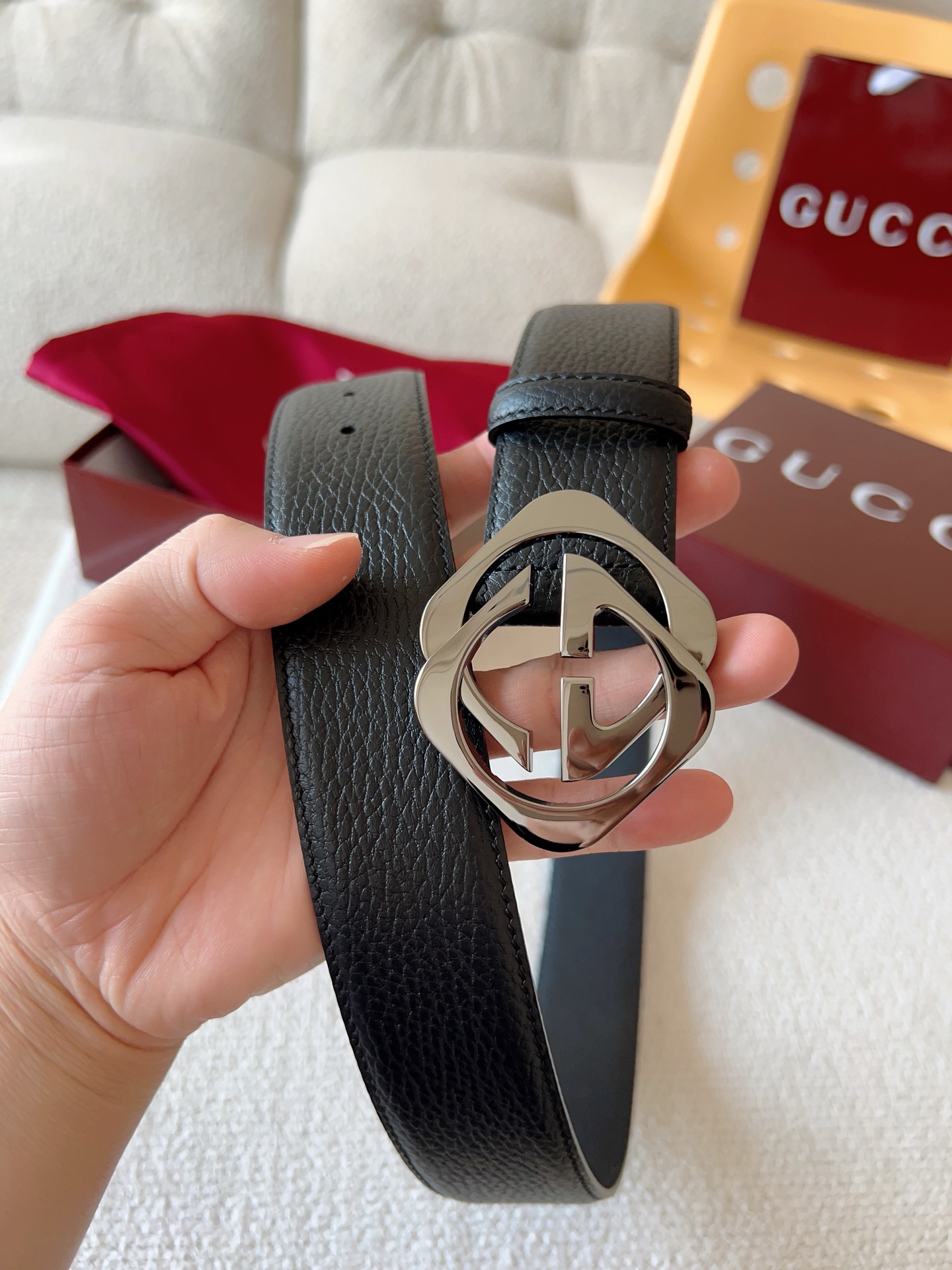  Gucci 配饰不断为经典注入新意，焕新演绎品牌典藏元素。在这款腰带上，其独特的创意和革新，赋予整个造