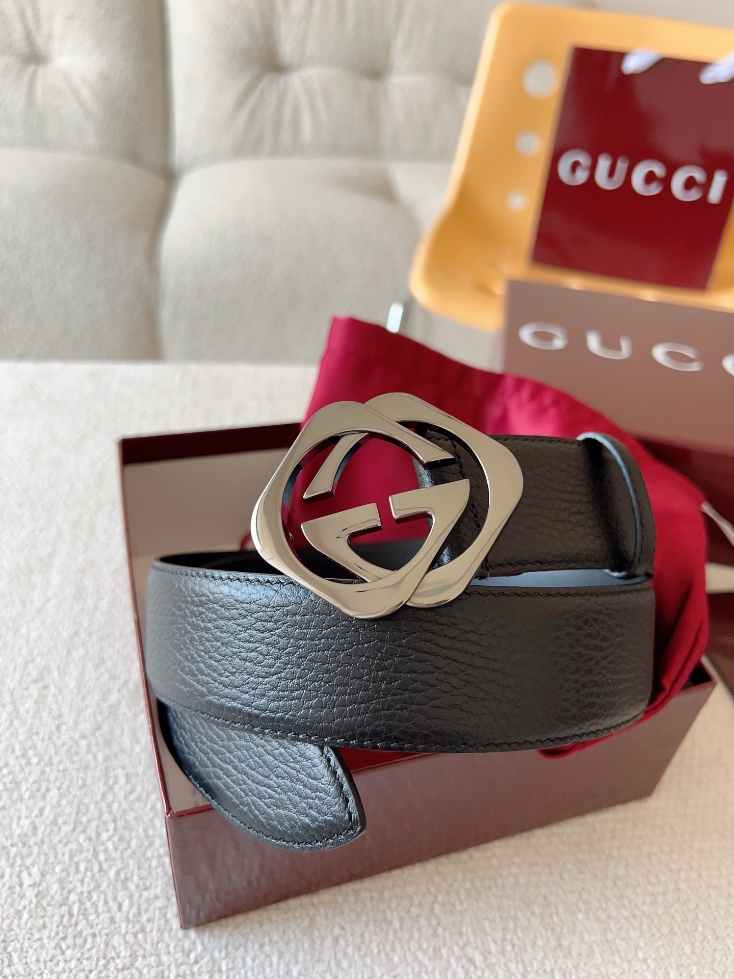  Gucci 配饰不断为经典注入新意，焕新演绎品牌典藏元素。在这款腰带上，其独特的创意和革新，赋予整个造