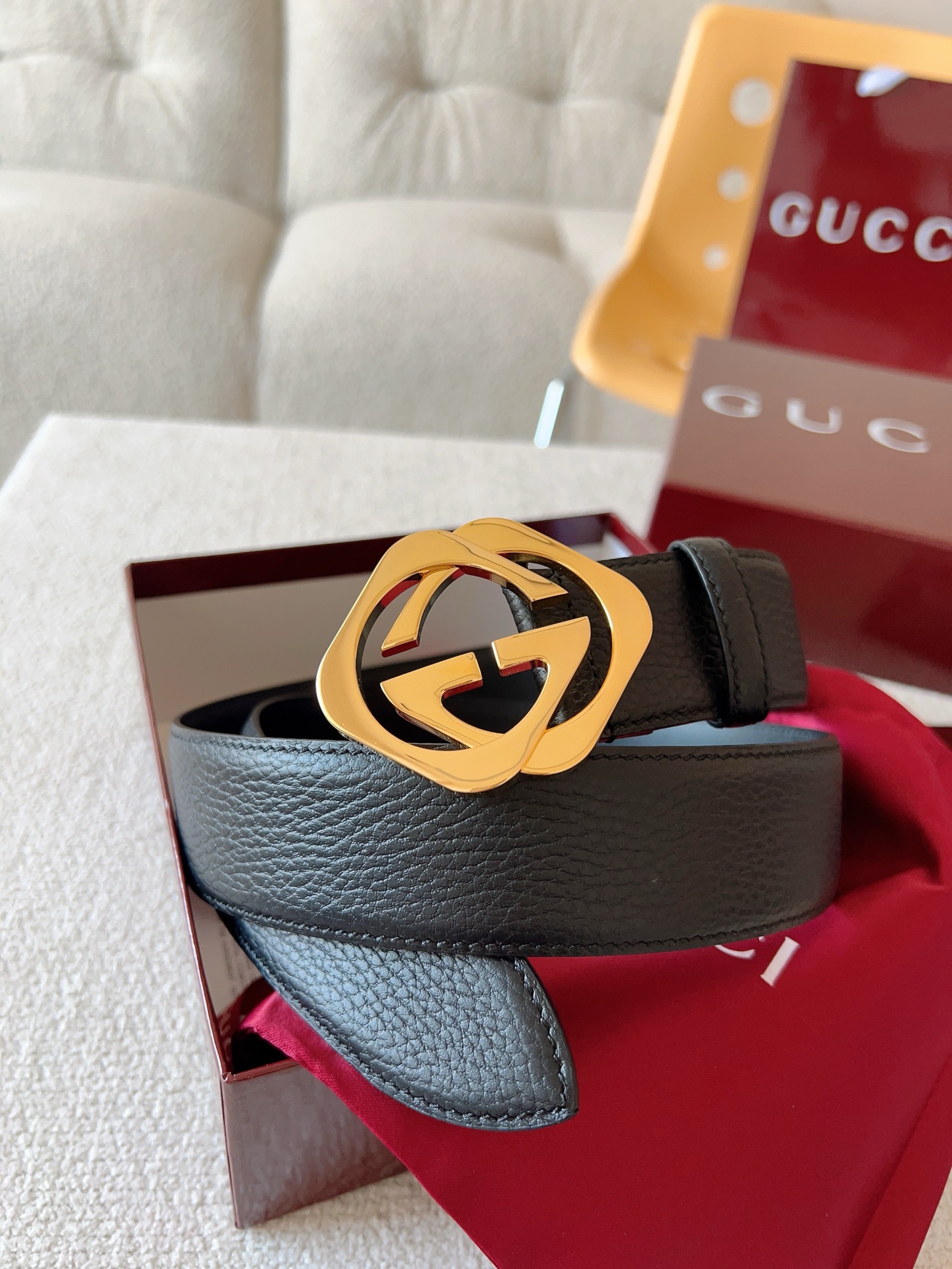  Gucci 配饰不断为经典注入新意，焕新演绎品牌典藏元素。在这款腰带上，其独特的创意和革新，赋予整个造