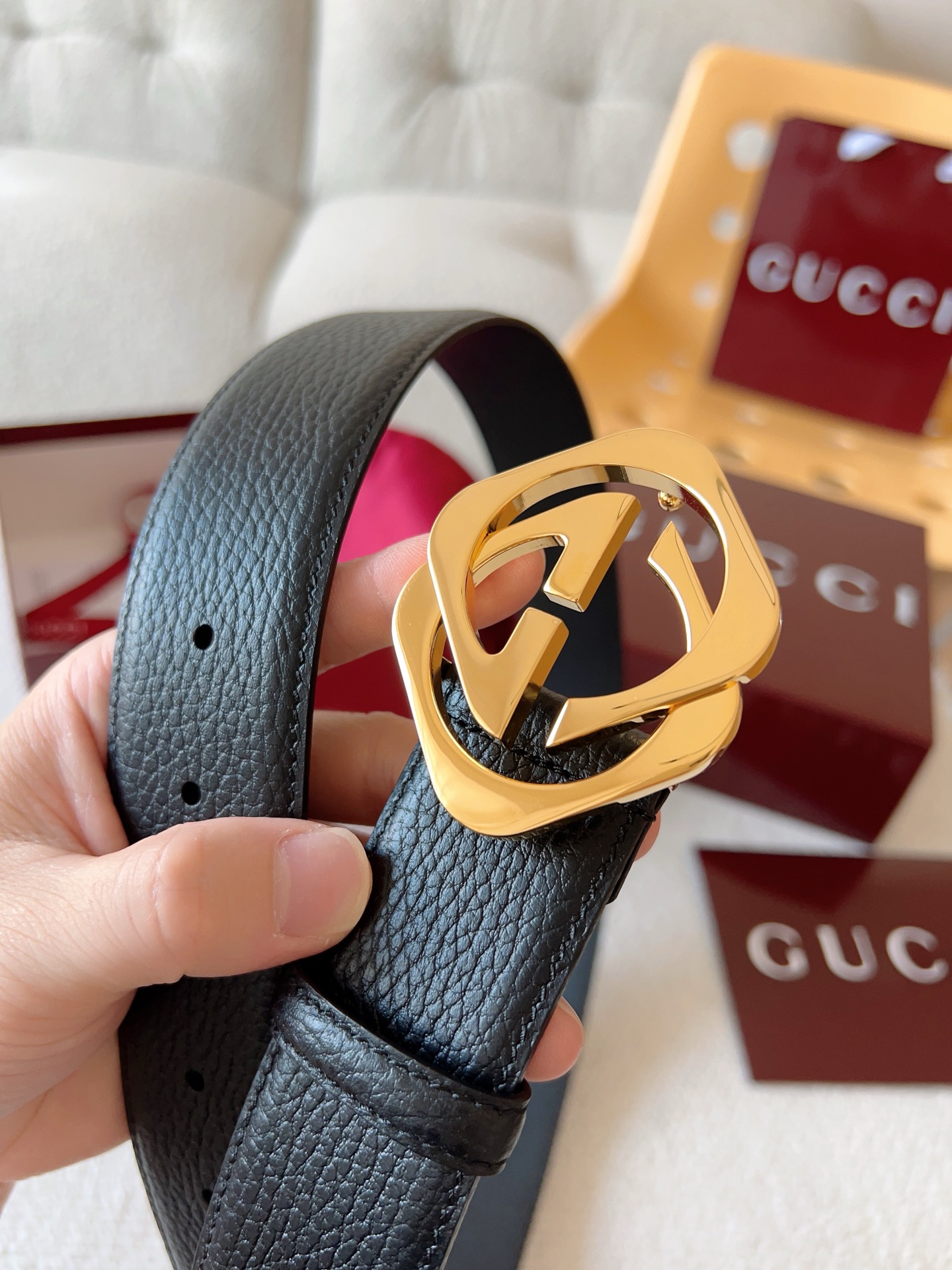  Gucci 配饰不断为经典注入新意，焕新演绎品牌典藏元素。在这款腰带上，其独特的创意和革新，赋予整个造
