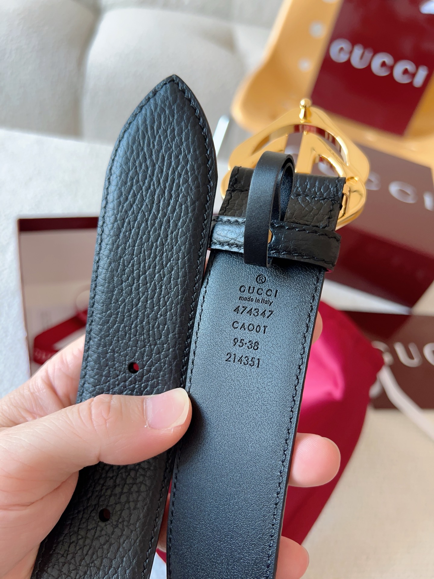  Gucci 配饰不断为经典注入新意，焕新演绎品牌典藏元素。在这款腰带上，其独特的创意和革新，赋予整个造