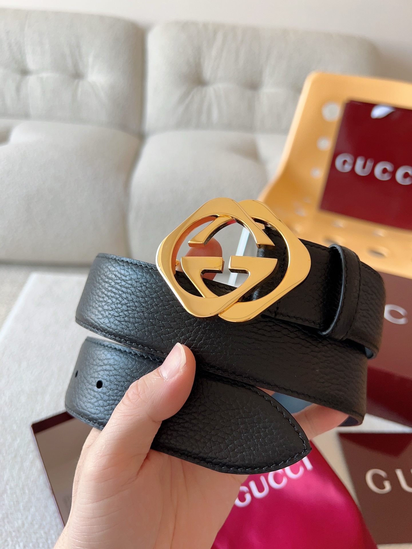  Gucci 配饰不断为经典注入新意，焕新演绎品牌典藏元素。在这款腰带上，其独特的创意和革新，赋予整个造