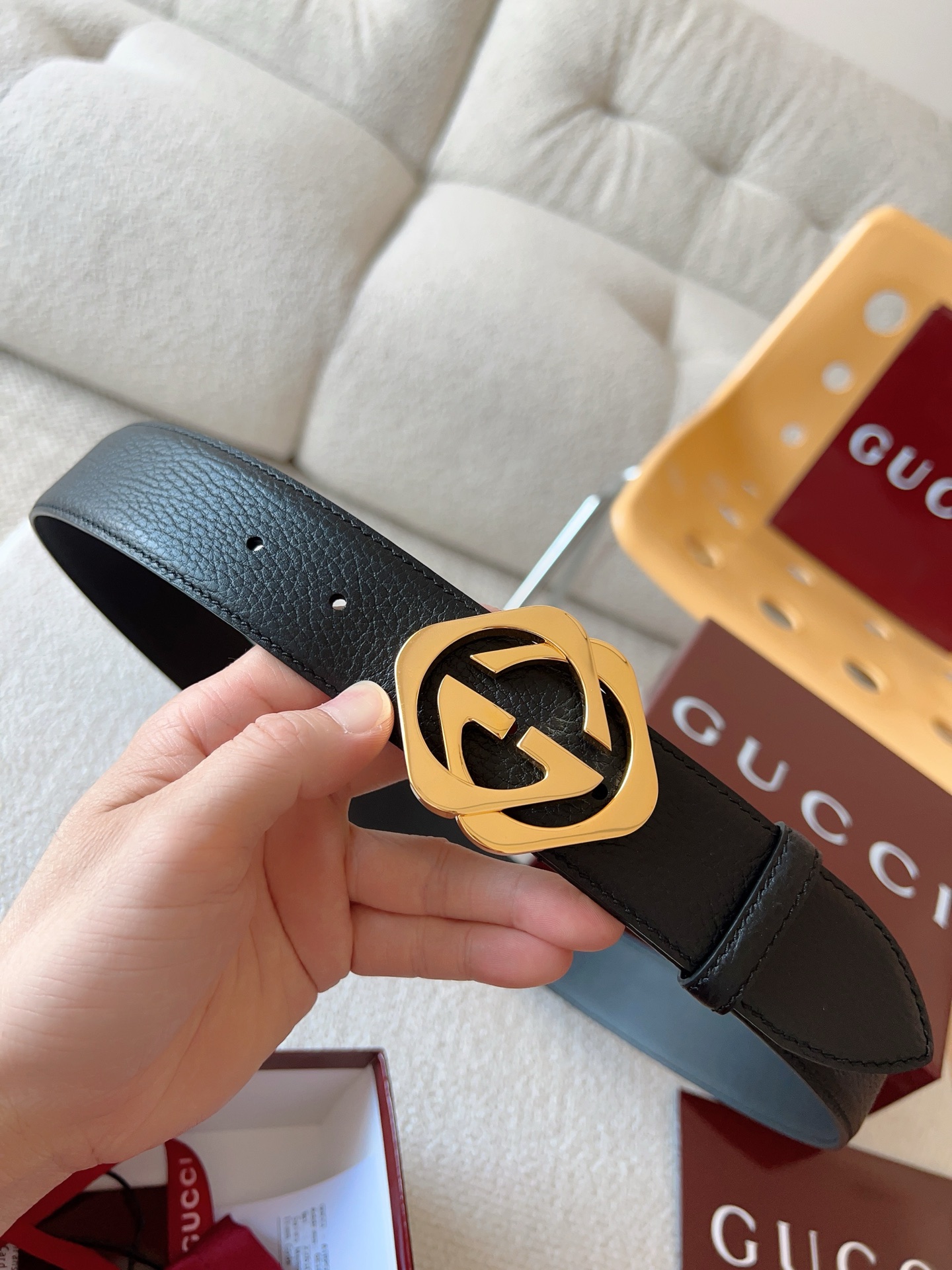  Gucci 配饰不断为经典注入新意，焕新演绎品牌典藏元素。在这款腰带上，其独特的创意和革新，赋予整个造