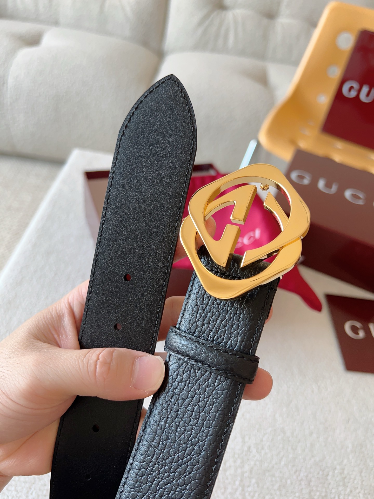  Gucci 配饰不断为经典注入新意，焕新演绎品牌典藏元素。在这款腰带上，其独特的创意和革新，赋予整个造