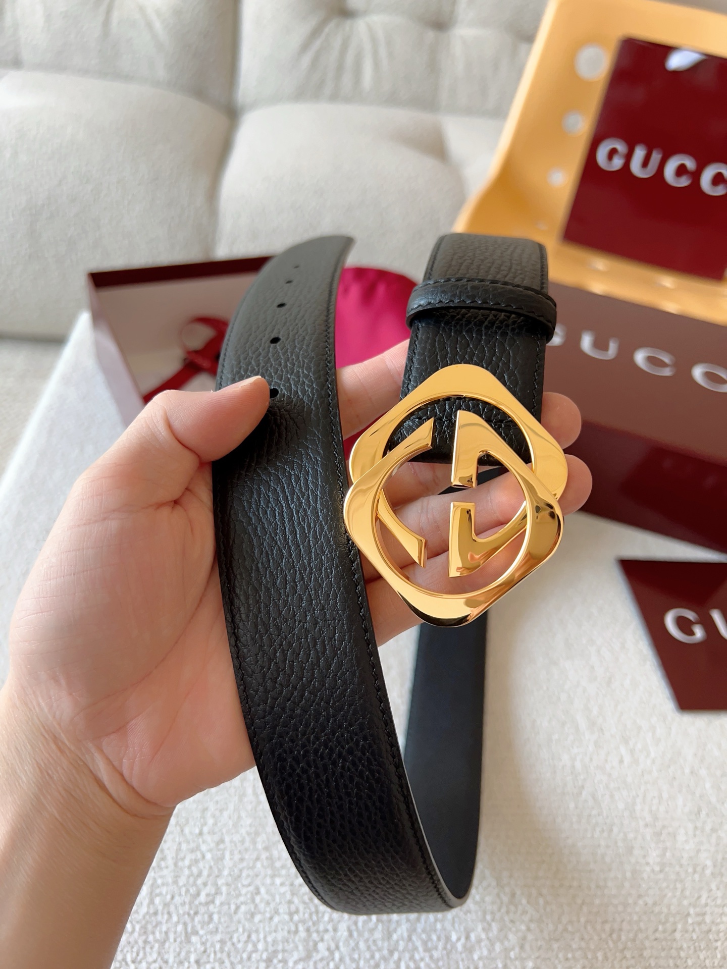  Gucci 配饰不断为经典注入新意，焕新演绎品牌典藏元素。在这款腰带上，其独特的创意和革新，赋予整个造