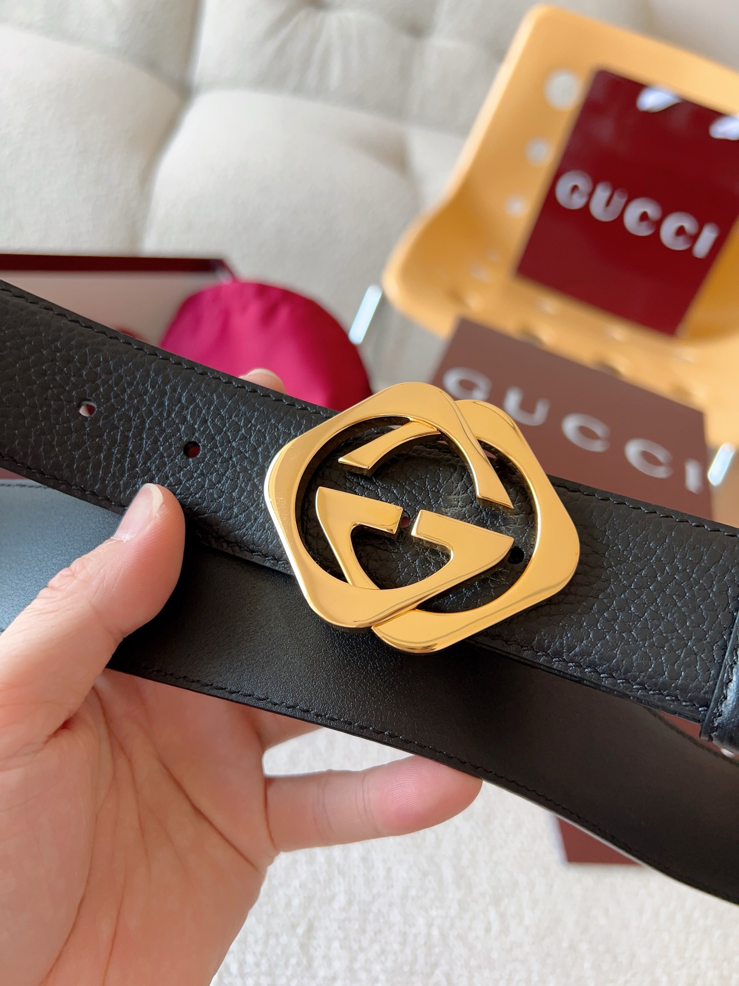 Gucci 配饰不断为经典注入新意，焕新演绎品牌典藏元素。在这款腰带上，其独特的创意和革新，赋予整个造