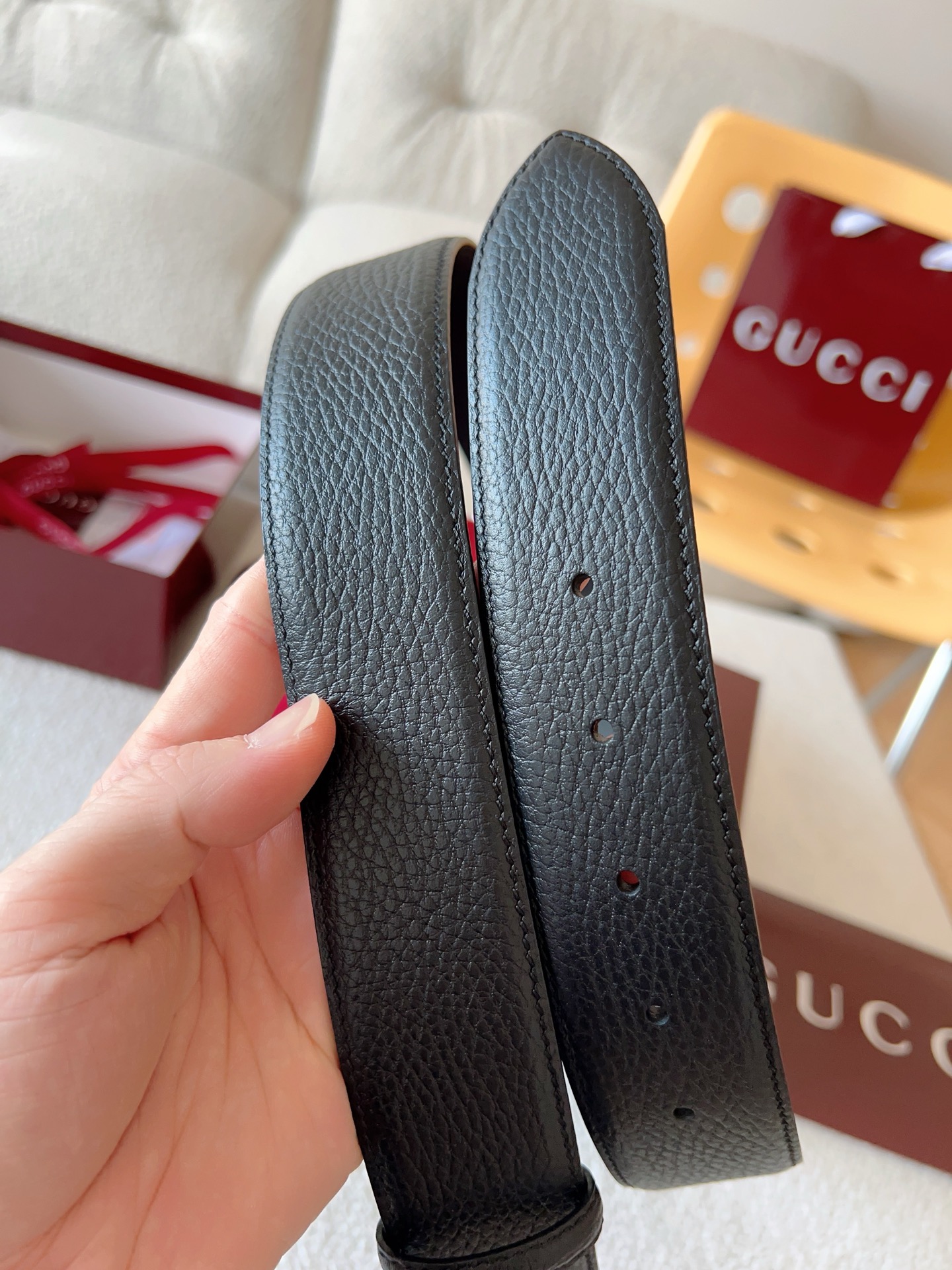  Gucci 配饰不断为经典注入新意，焕新演绎品牌典藏元素。在这款腰带上，其独特的创意和革新，赋予整个造