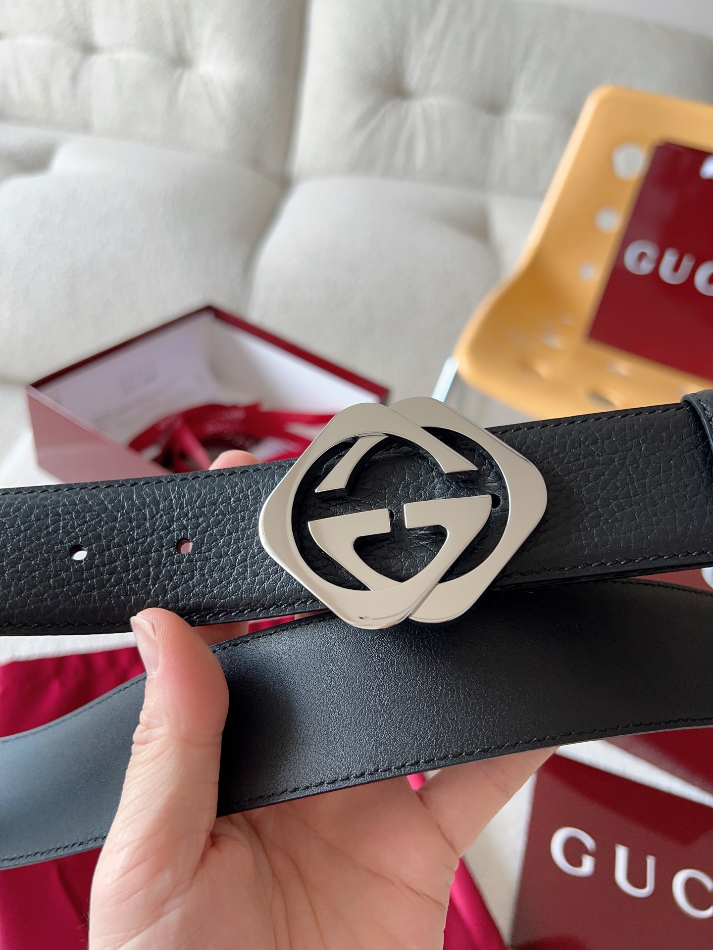  Gucci 配饰不断为经典注入新意，焕新演绎品牌典藏元素。在这款腰带上，其独特的创意和革新，赋予整个造