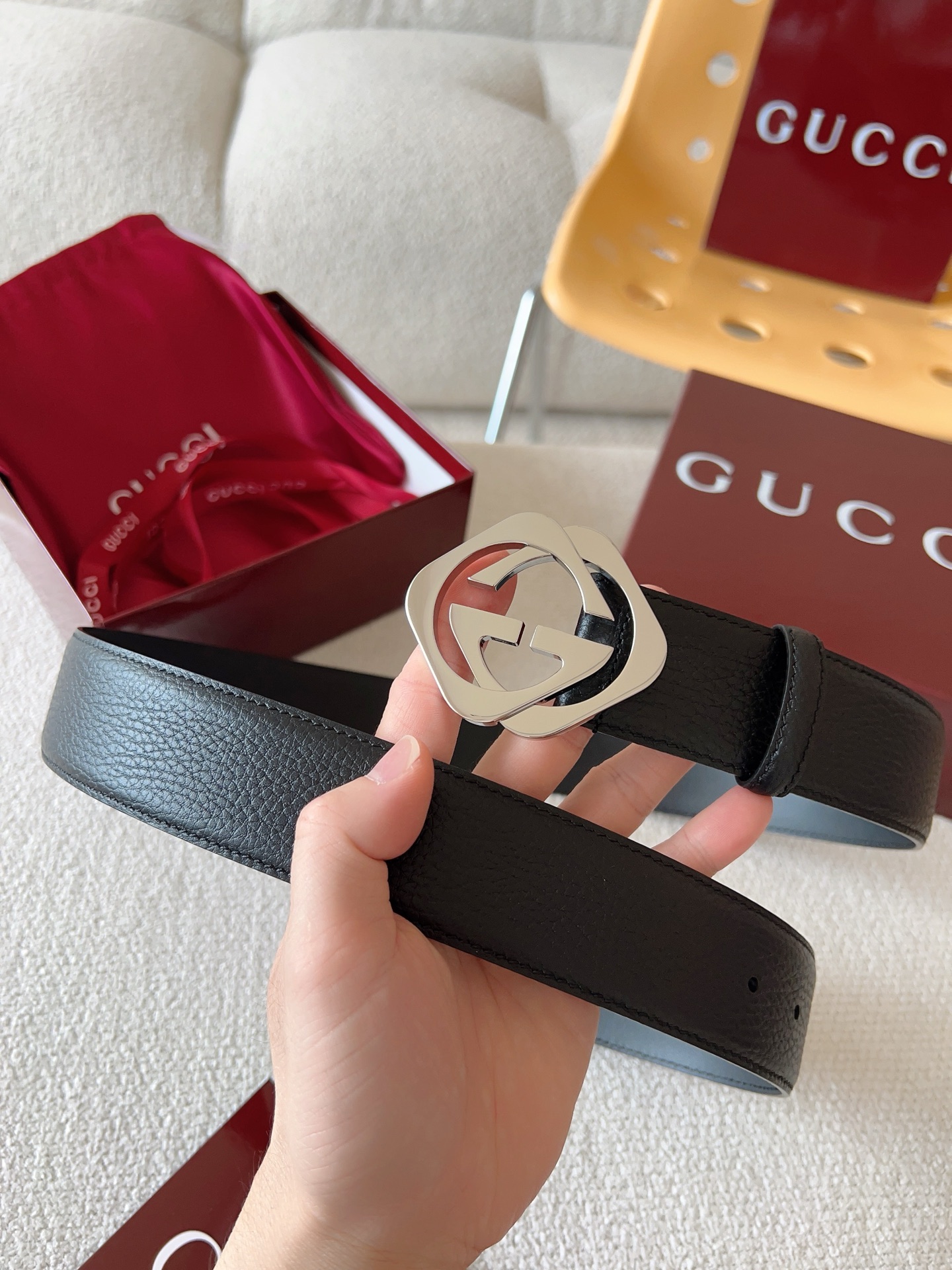  Gucci 配饰不断为经典注入新意，焕新演绎品牌典藏元素。在这款腰带上，其独特的创意和革新，赋予整个造