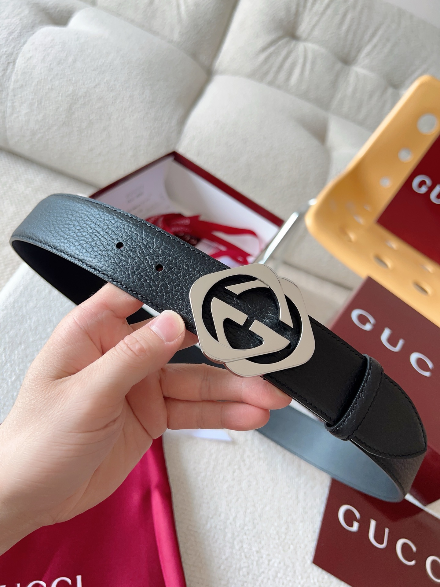  Gucci 配饰不断为经典注入新意，焕新演绎品牌典藏元素。在这款腰带上，其独特的创意和革新，赋予整个造