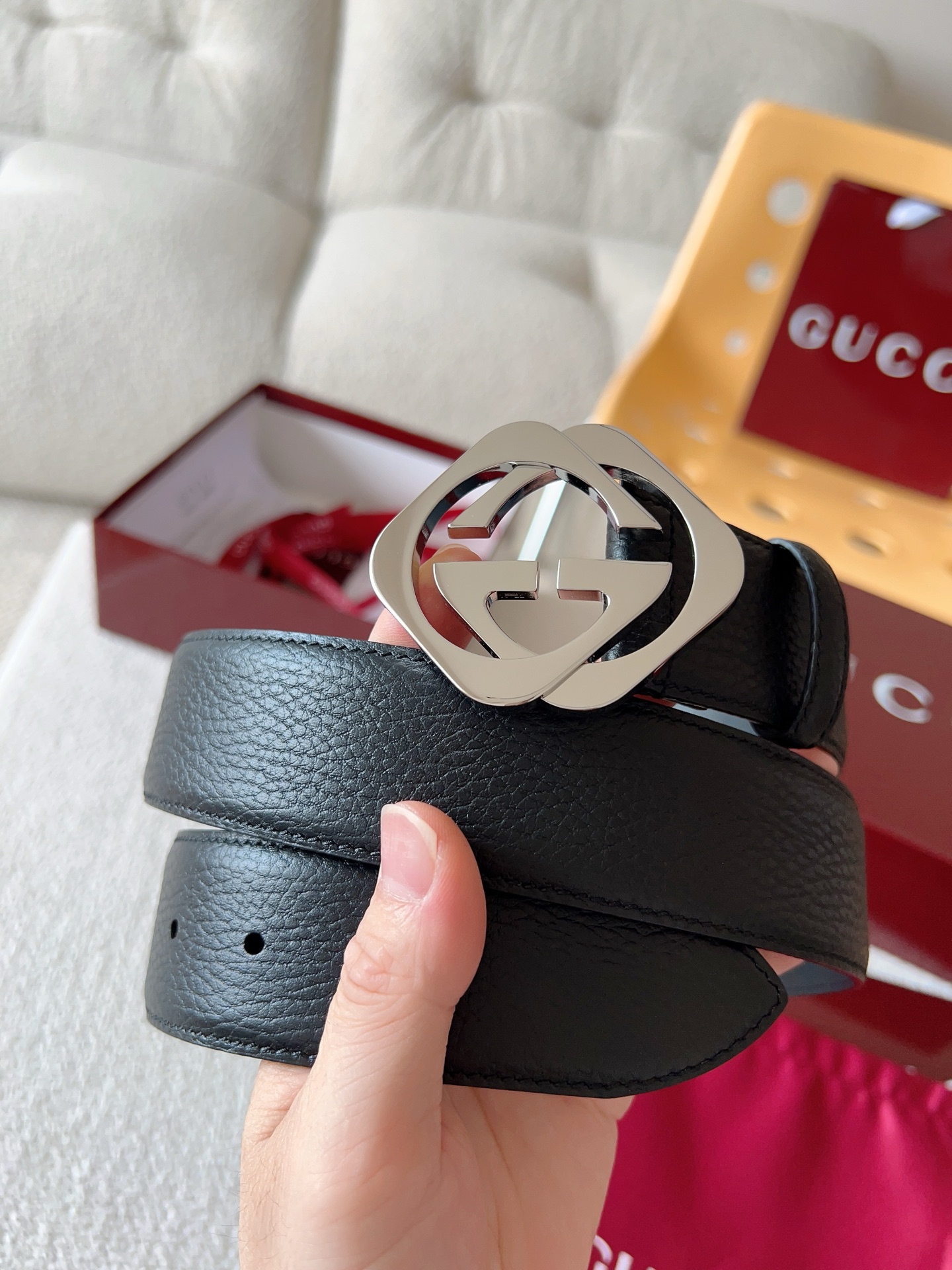  Gucci 配饰不断为经典注入新意，焕新演绎品牌典藏元素。在这款腰带上，其独特的创意和革新，赋予整个造