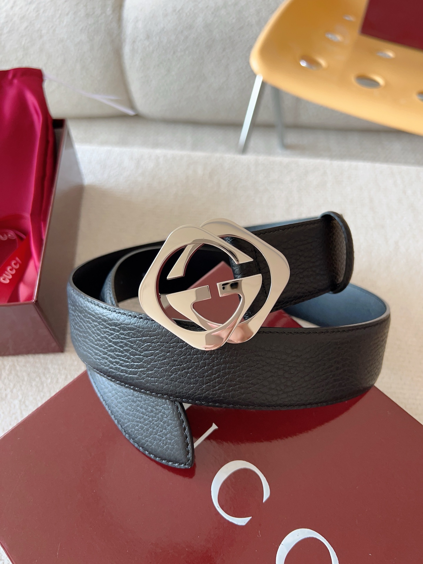  Gucci 配饰不断为经典注入新意，焕新演绎品牌典藏元素。在这款腰带上，其独特的创意和革新，赋予整个造