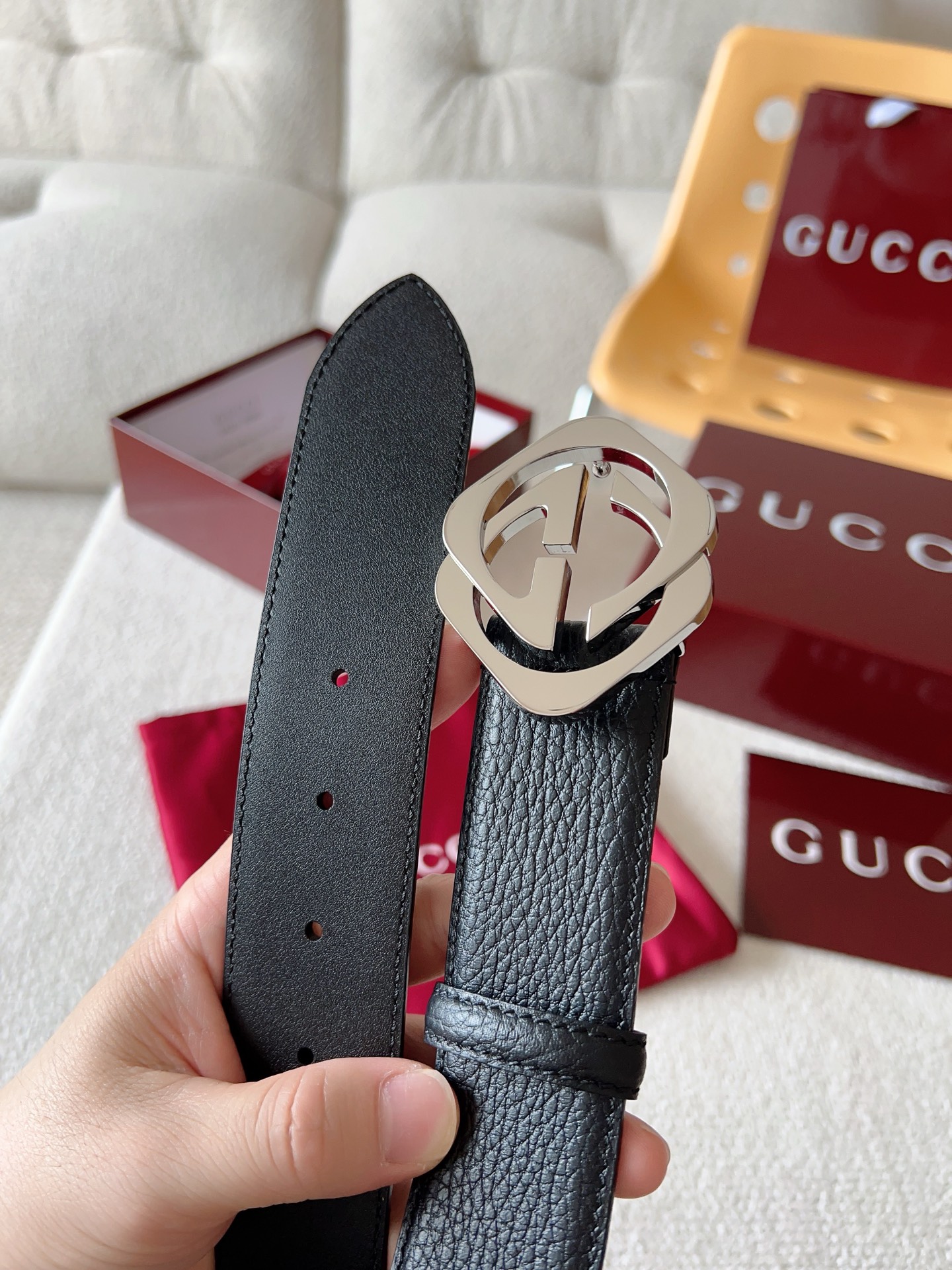  Gucci 配饰不断为经典注入新意，焕新演绎品牌典藏元素。在这款腰带上，其独特的创意和革新，赋予整个造