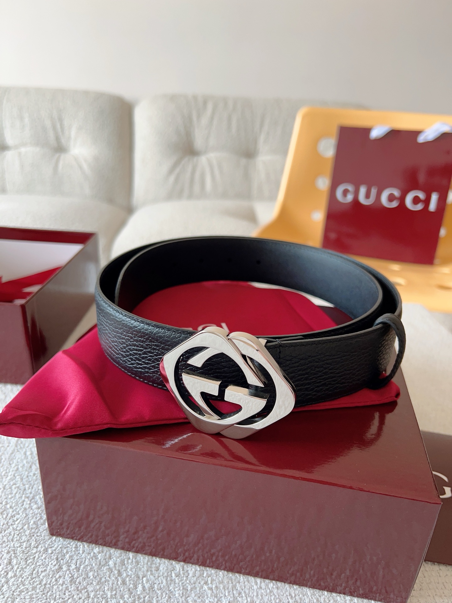  Gucci 配饰不断为经典注入新意，焕新演绎品牌典藏元素。在这款腰带上，其独特的创意和革新，赋予整个造