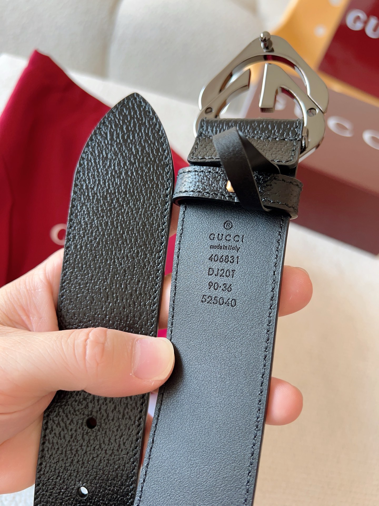  GUCCI 小牛皮腰带采用热压制作，以获得野猪皮效果，营造织纹外观。饰以棱形双 G 带扣。本款腰带适用